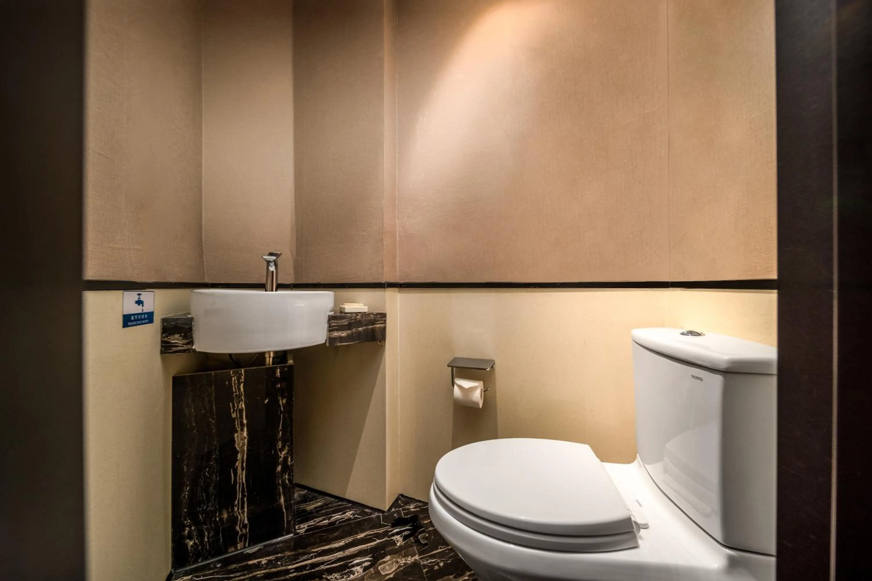 Toilet in Jolie Vue Boutique Hotel Guilin (near Elephant Trunk Hill)