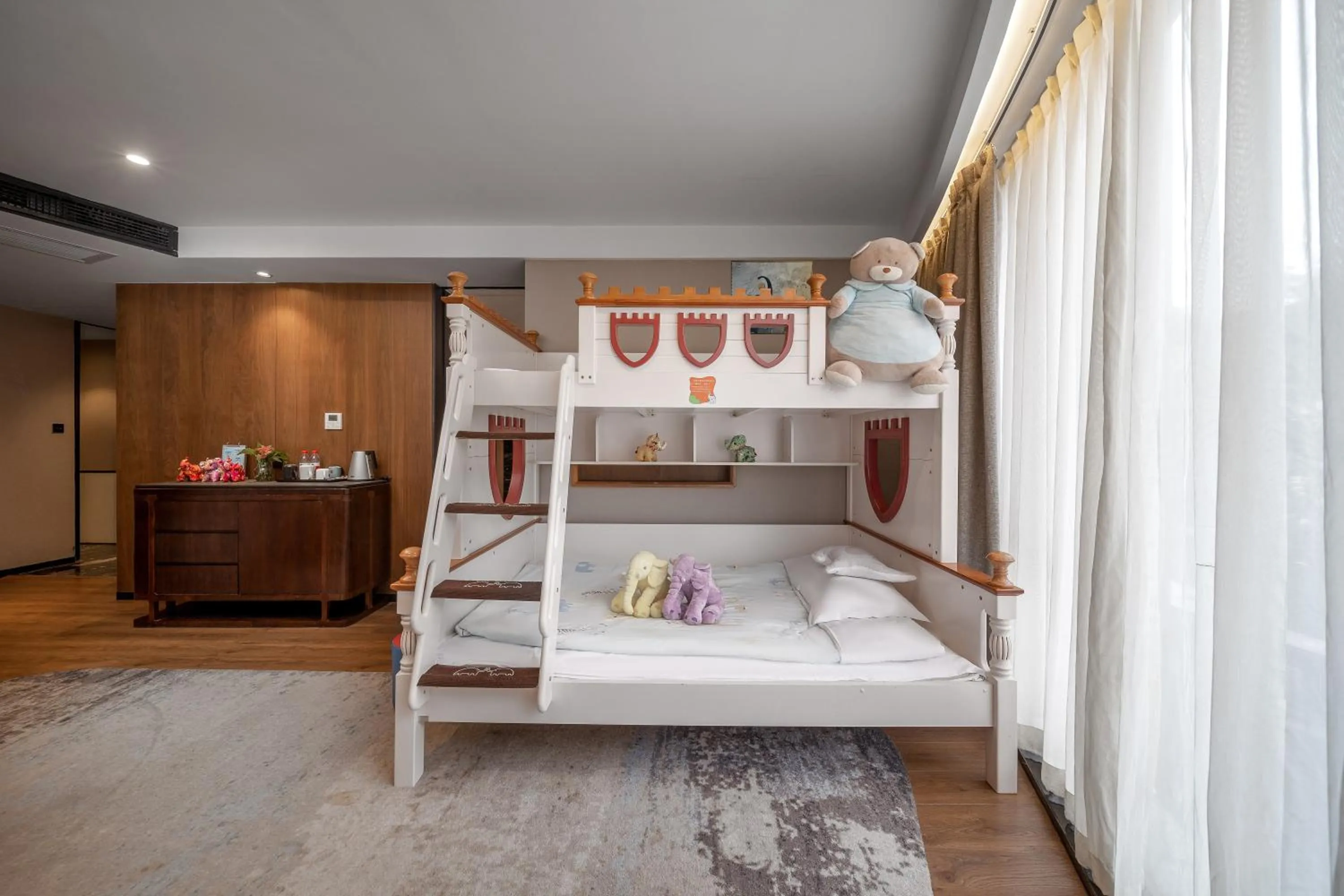 Photo of the whole room, Bed in Jolie Vue Boutique Hotel Guilin (near Elephant Trunk Hill)