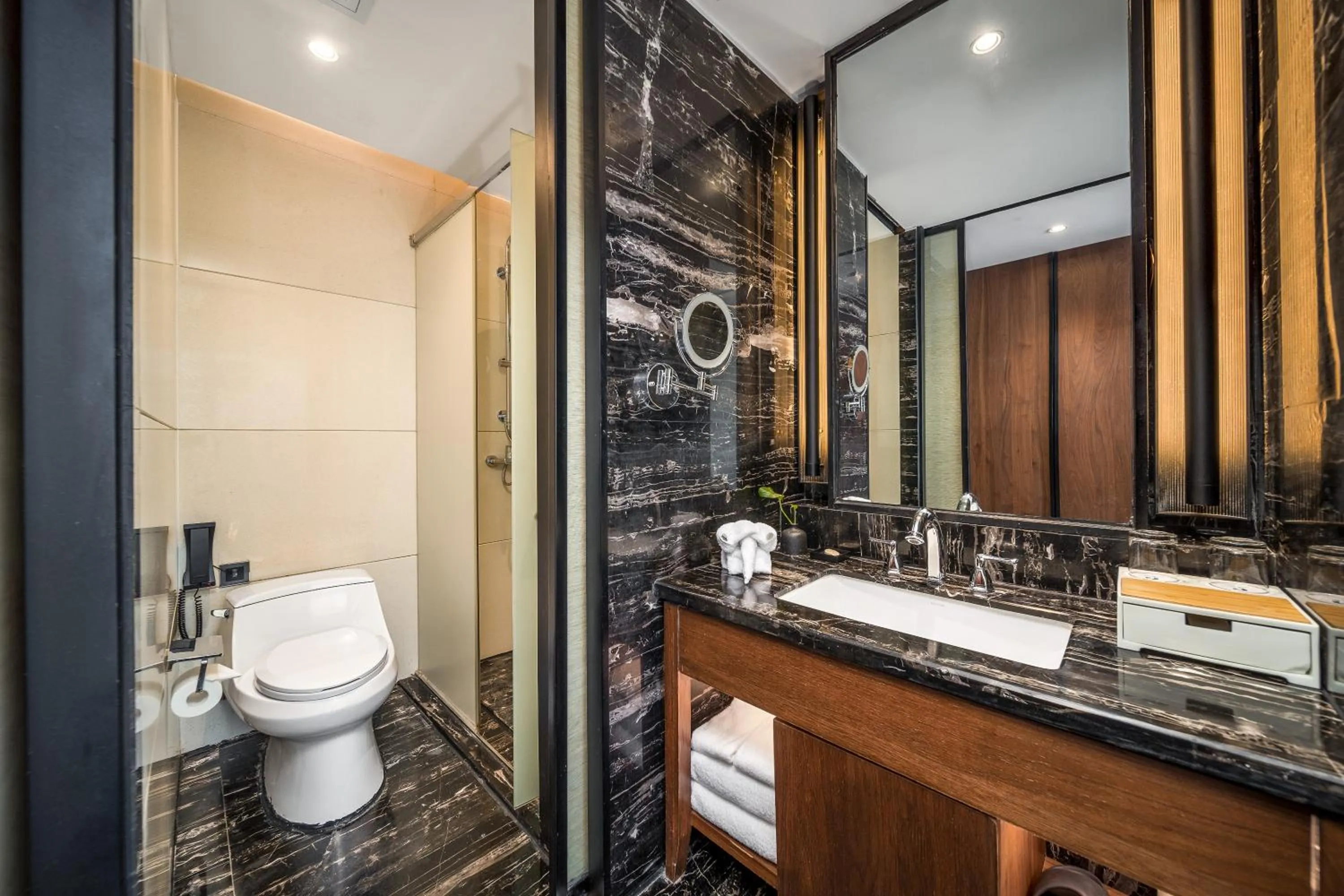 Toilet in Jolie Vue Boutique Hotel Guilin (near Elephant Trunk Hill)