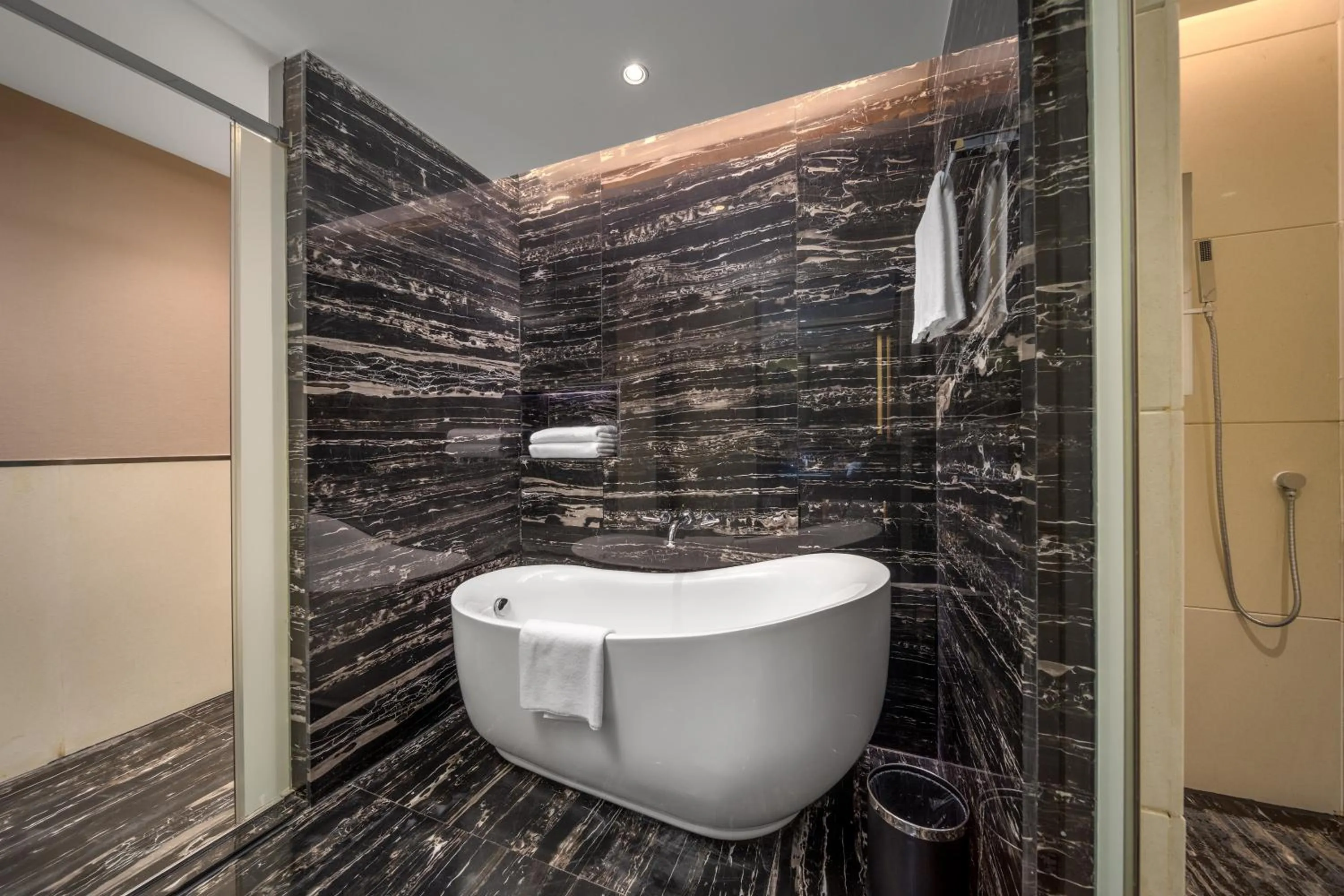 Shower in Jolie Vue Boutique Hotel Guilin (near Elephant Trunk Hill)