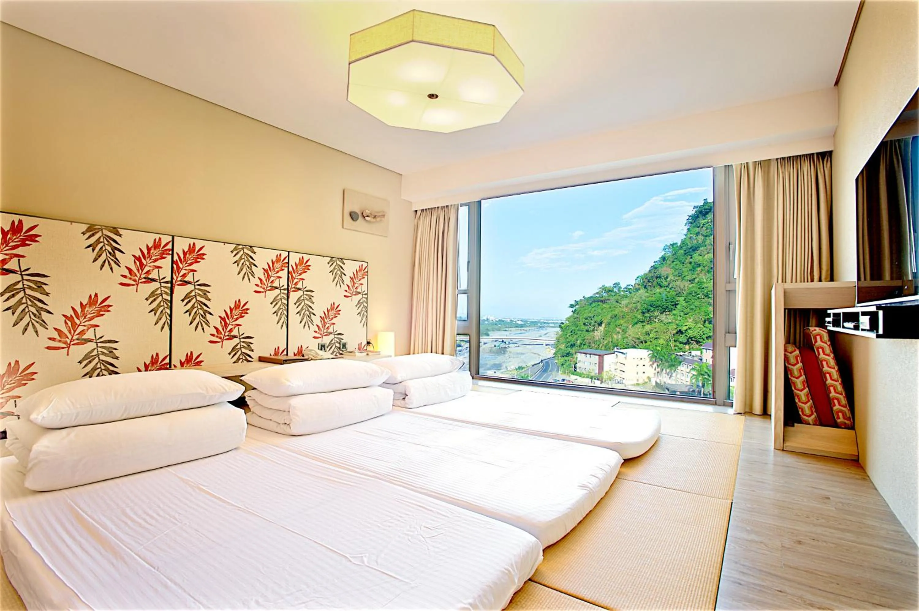 Mountain view, Bed in Chihpen Century Hotel