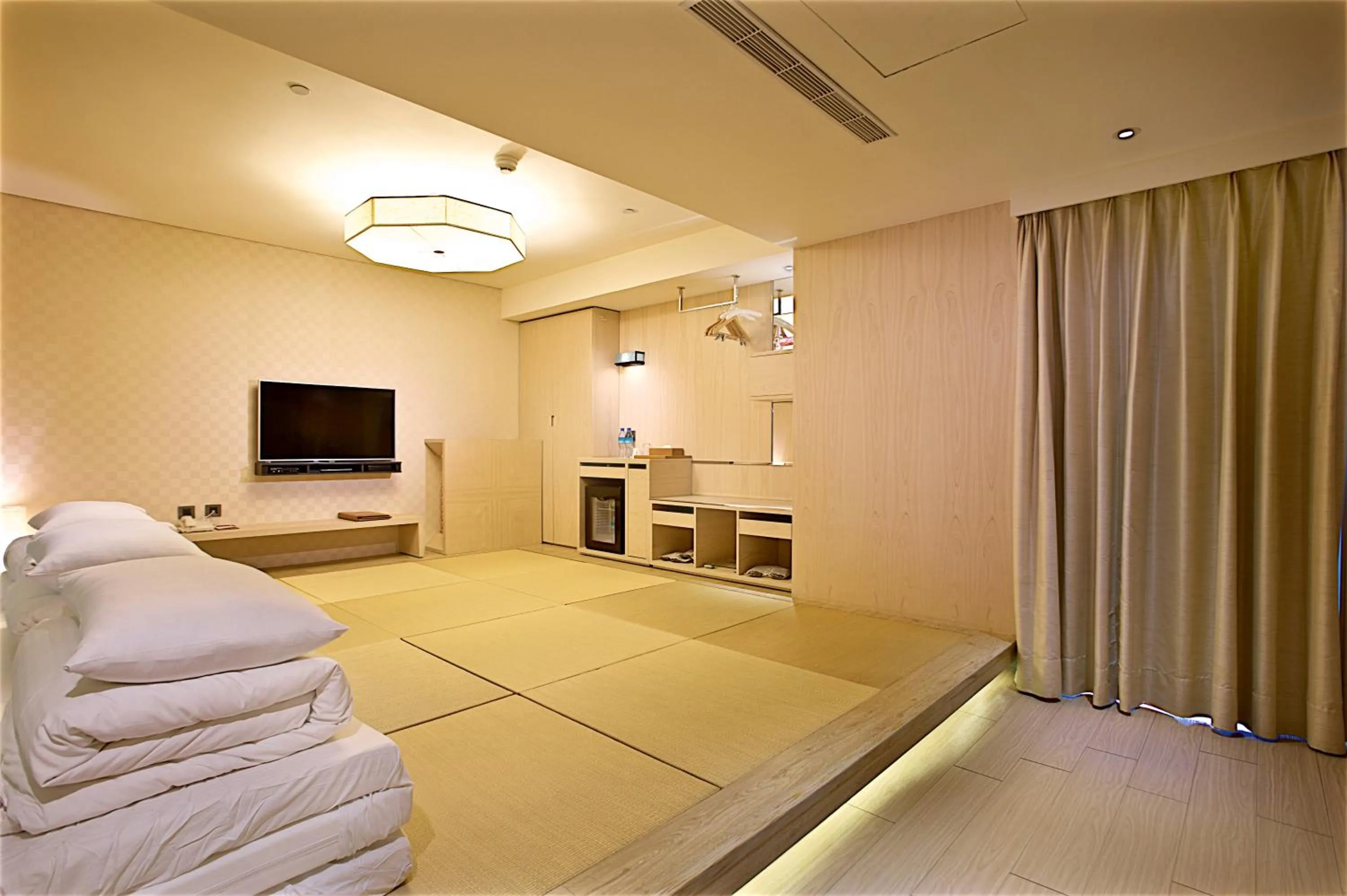 bunk bed, Bed in Chihpen Century Hotel