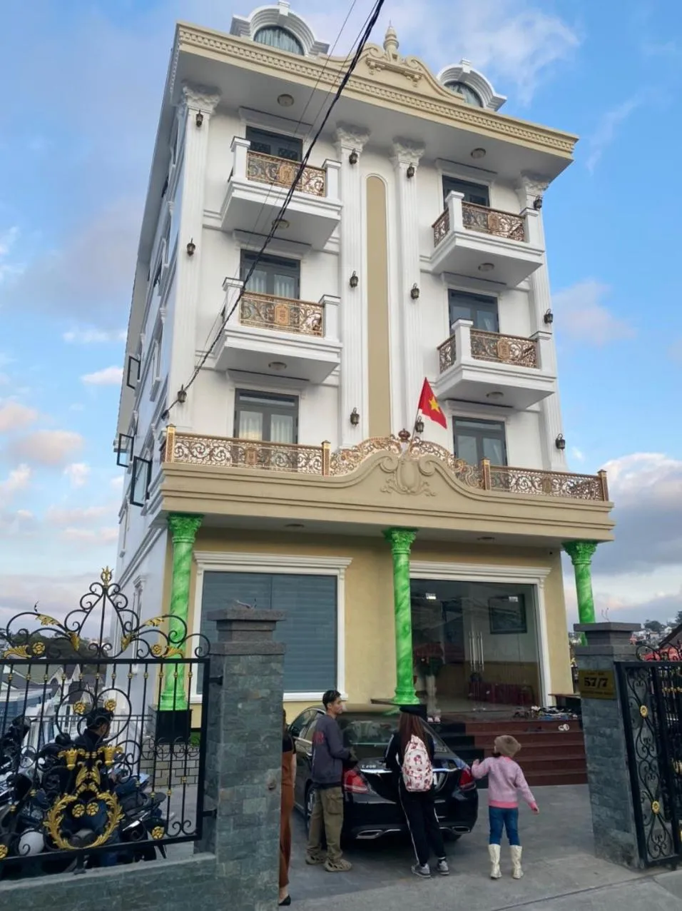 Property building in Happy Bun Hotel Da Lat