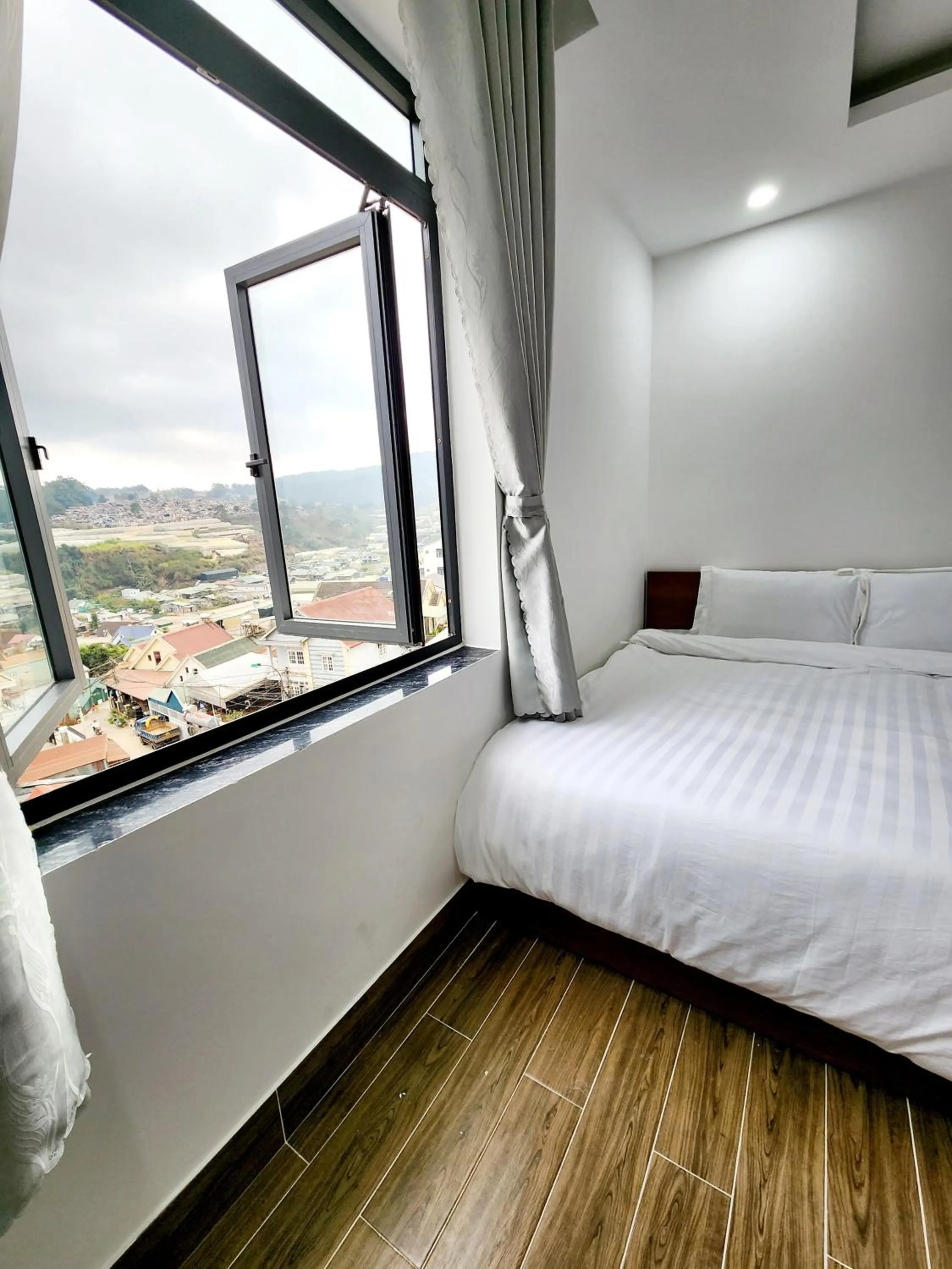 Natural landscape, Bed in Happy Bun Hotel Da Lat