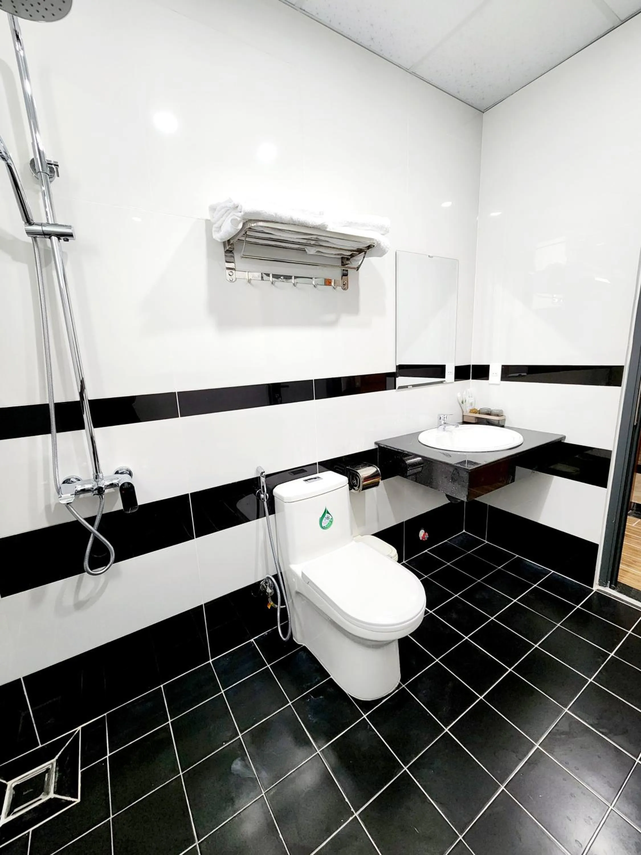 Toilet in Happy Bun Hotel Da Lat