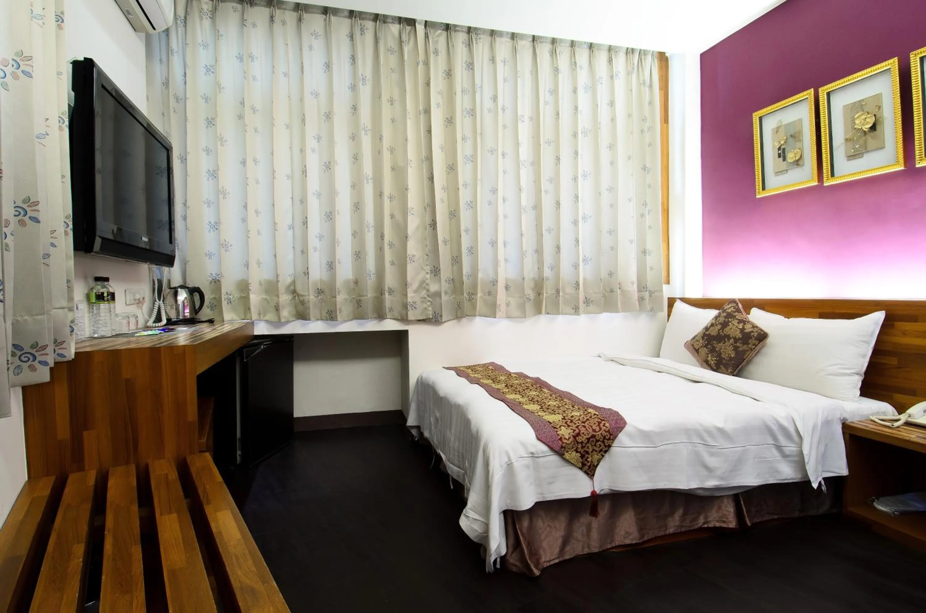 Photo of the whole room, Bed in Yuh-Tarng Hotel