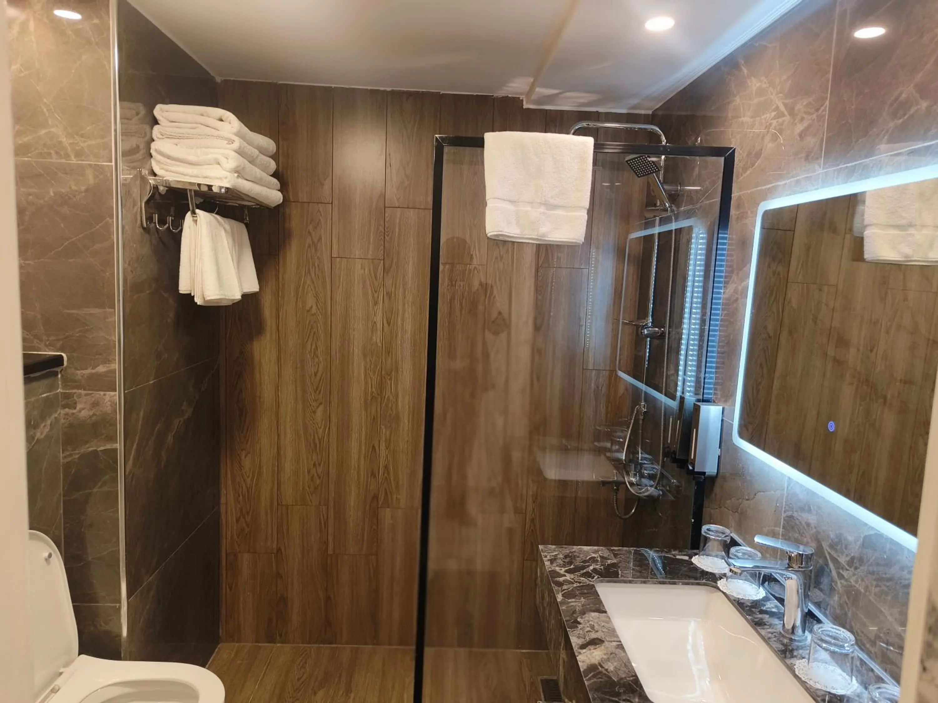 Shower in Arena By Trend