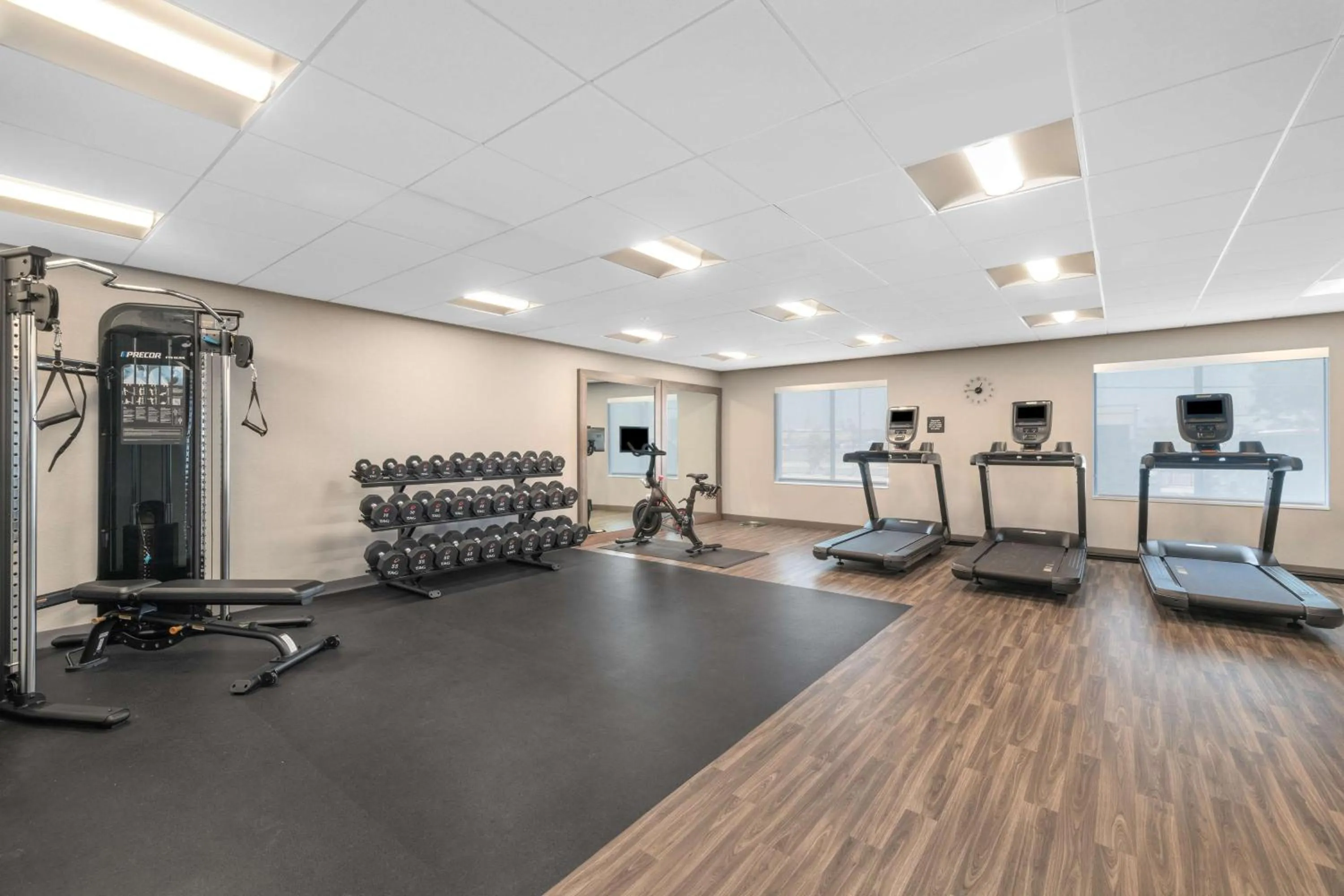 Fitness centre/facilities in Hampton Inn & Suites Bakersfield Central