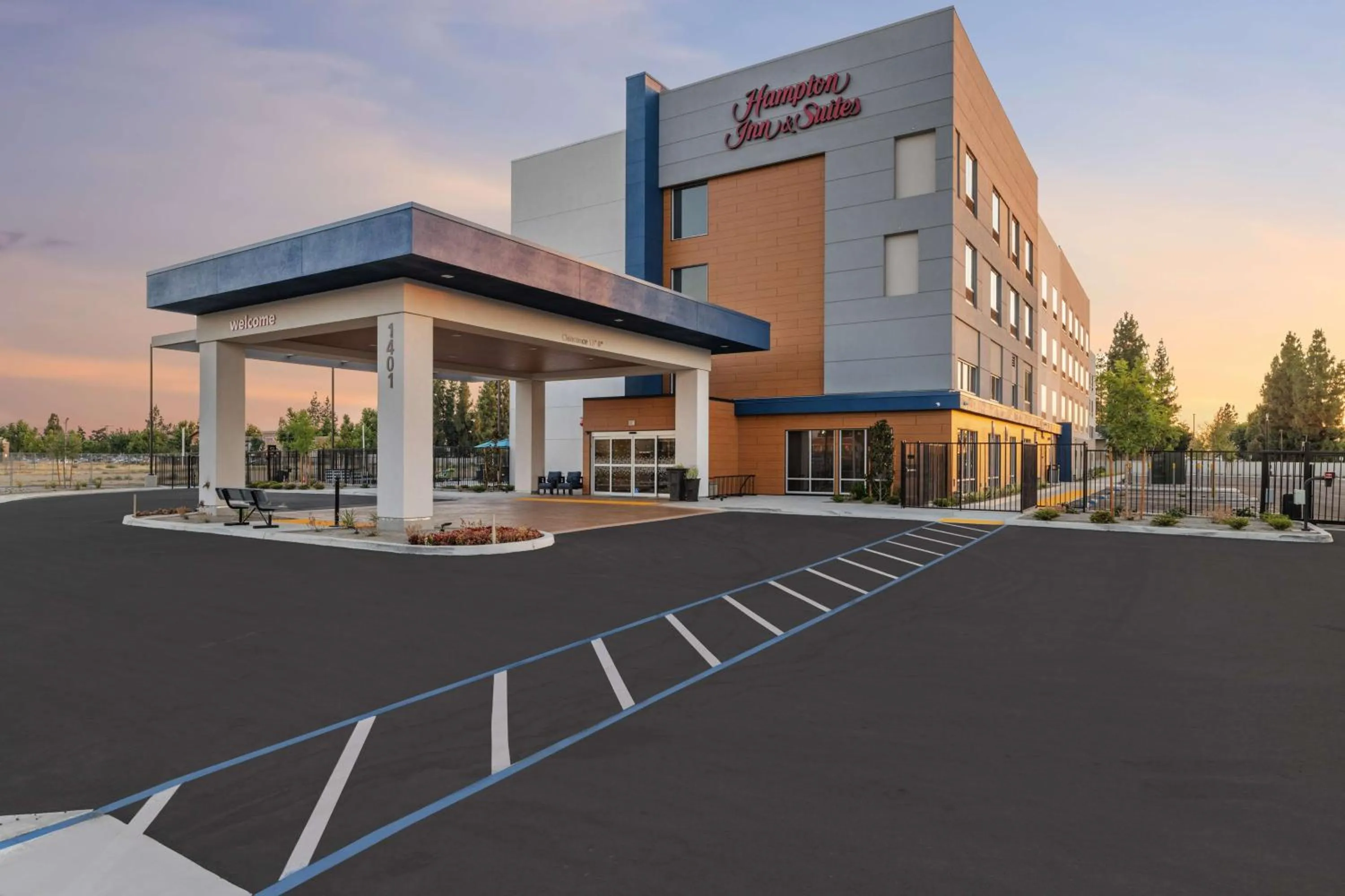 Property building in Hampton Inn & Suites Bakersfield Central