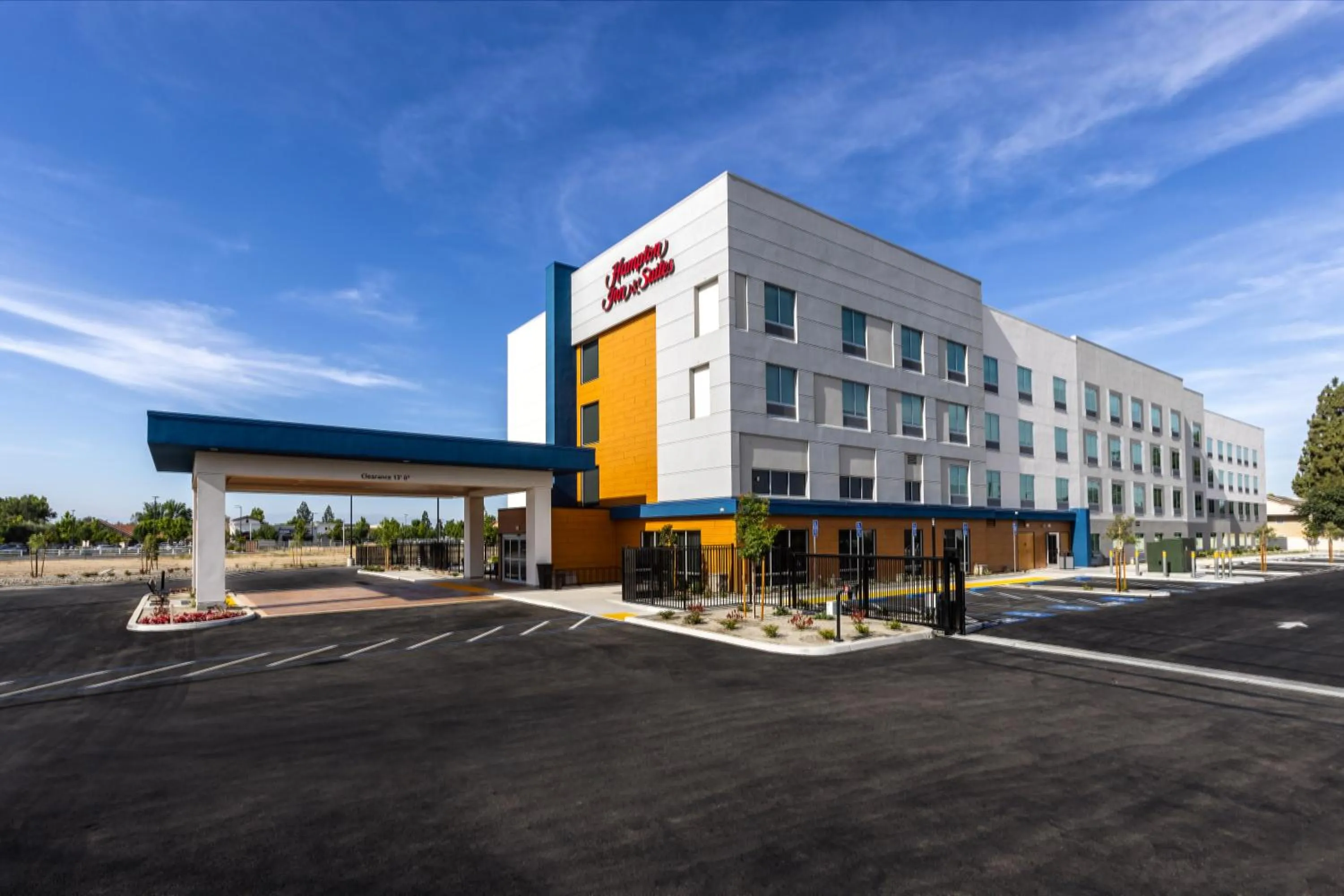 Property building in Hampton Inn & Suites Bakersfield Central