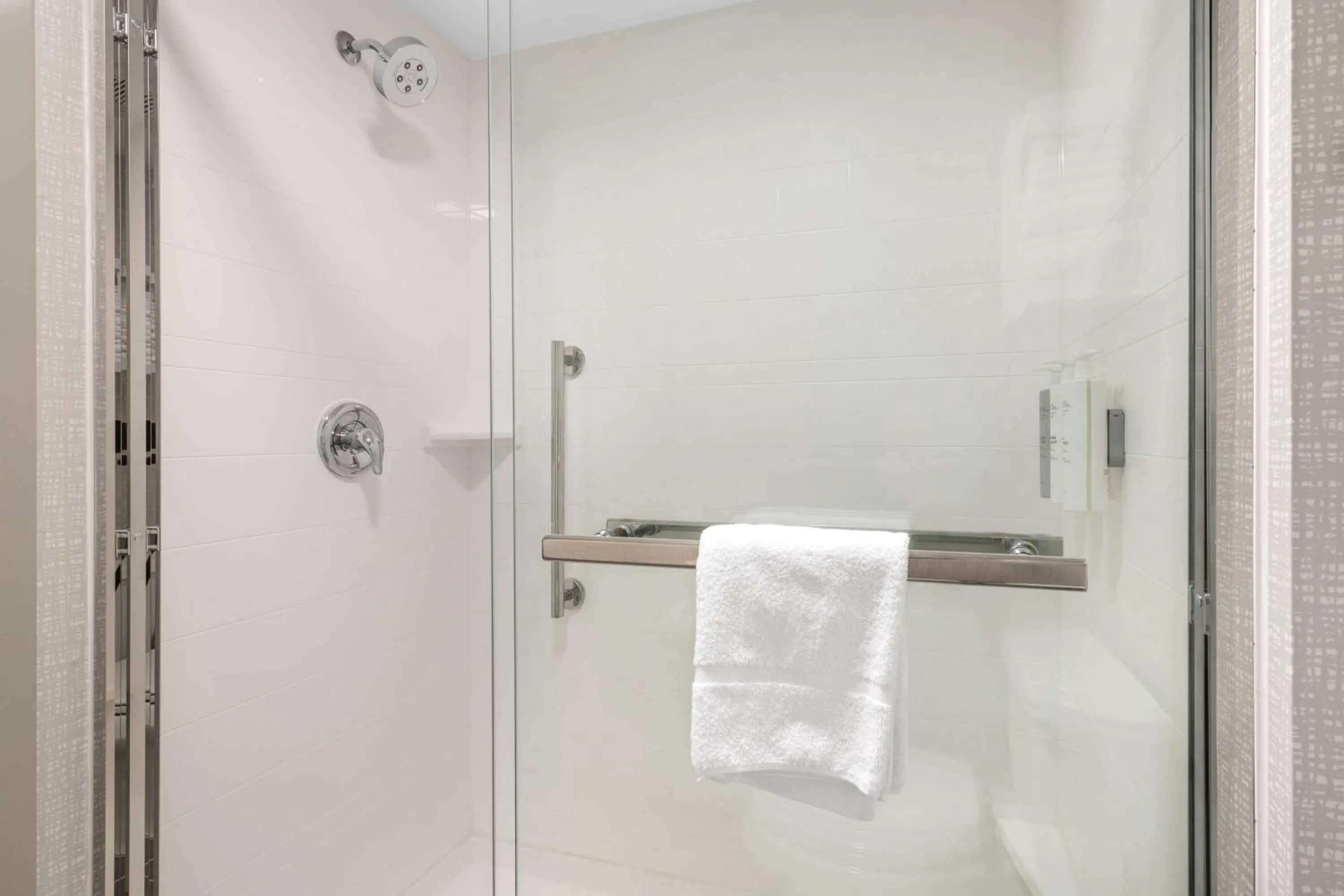 Bathroom in Hampton Inn & Suites Bakersfield Central