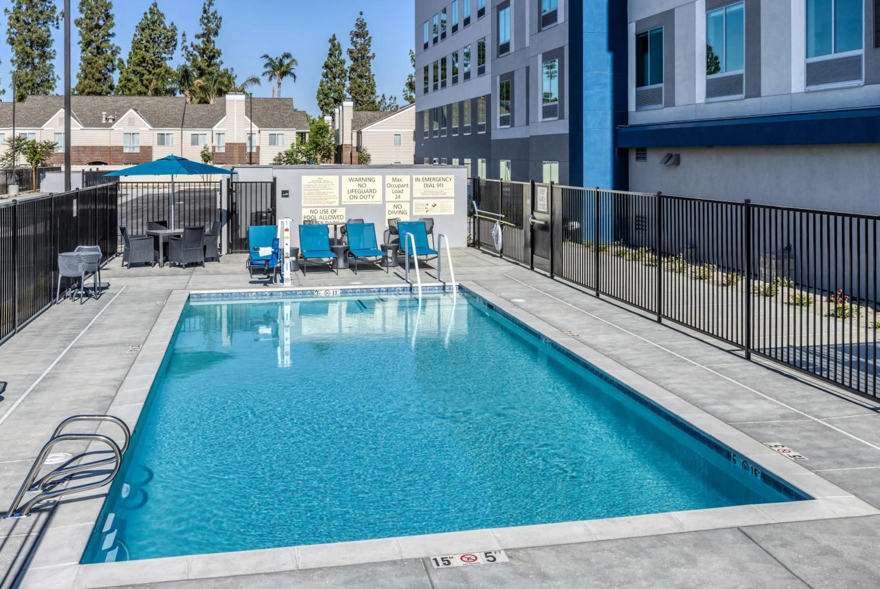 Swimming pool in Hampton Inn & Suites Bakersfield Central