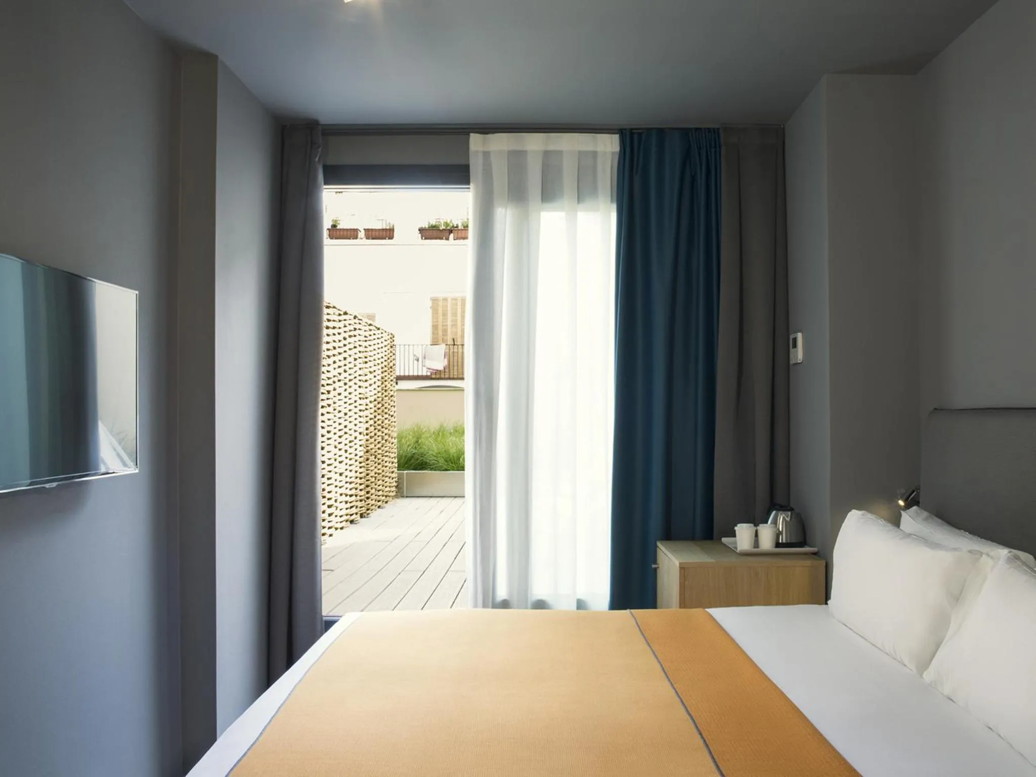 Day, Bed in Yurbban Trafalgar Hotel