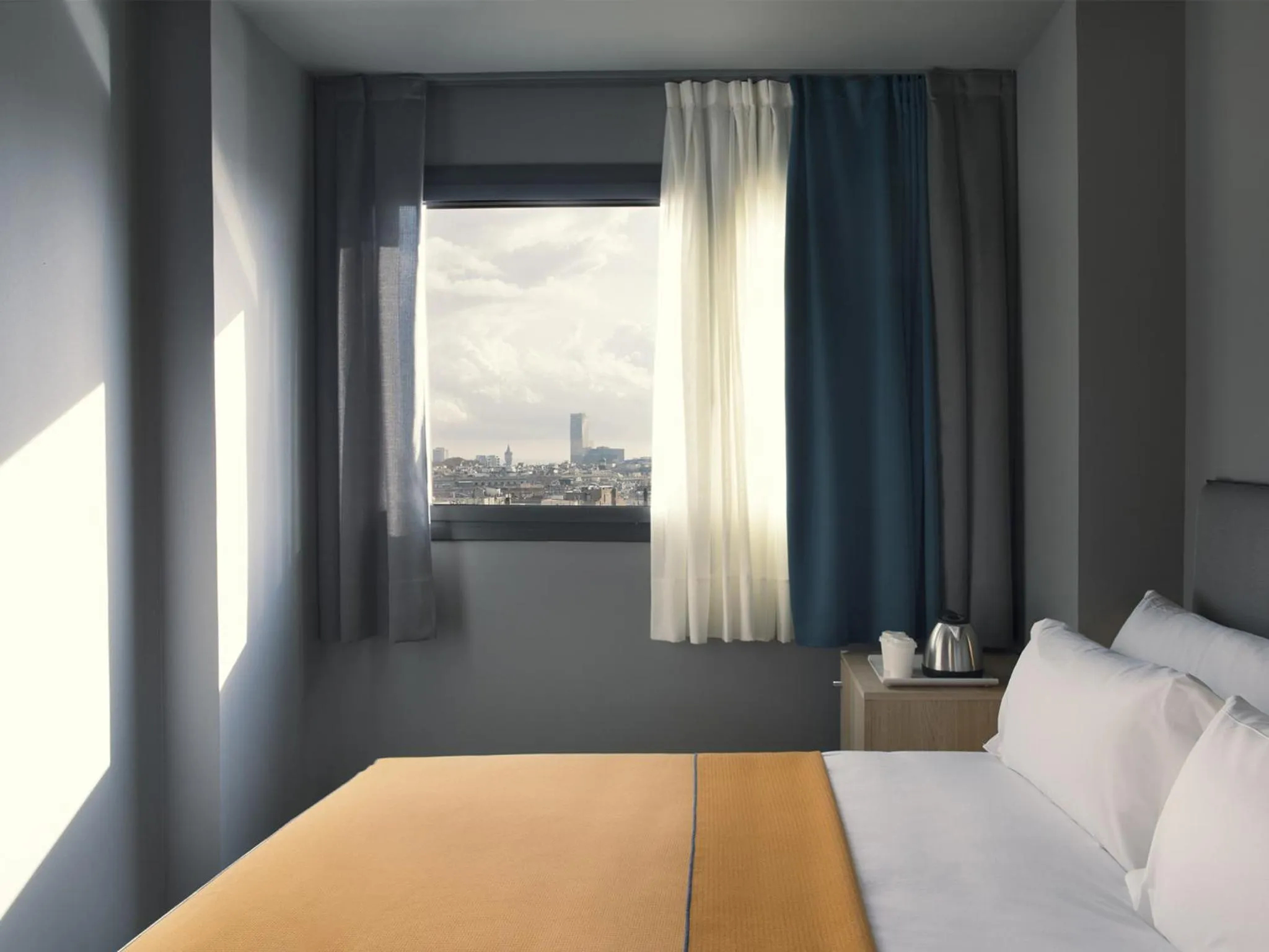 Day, Bed in Yurbban Trafalgar Hotel