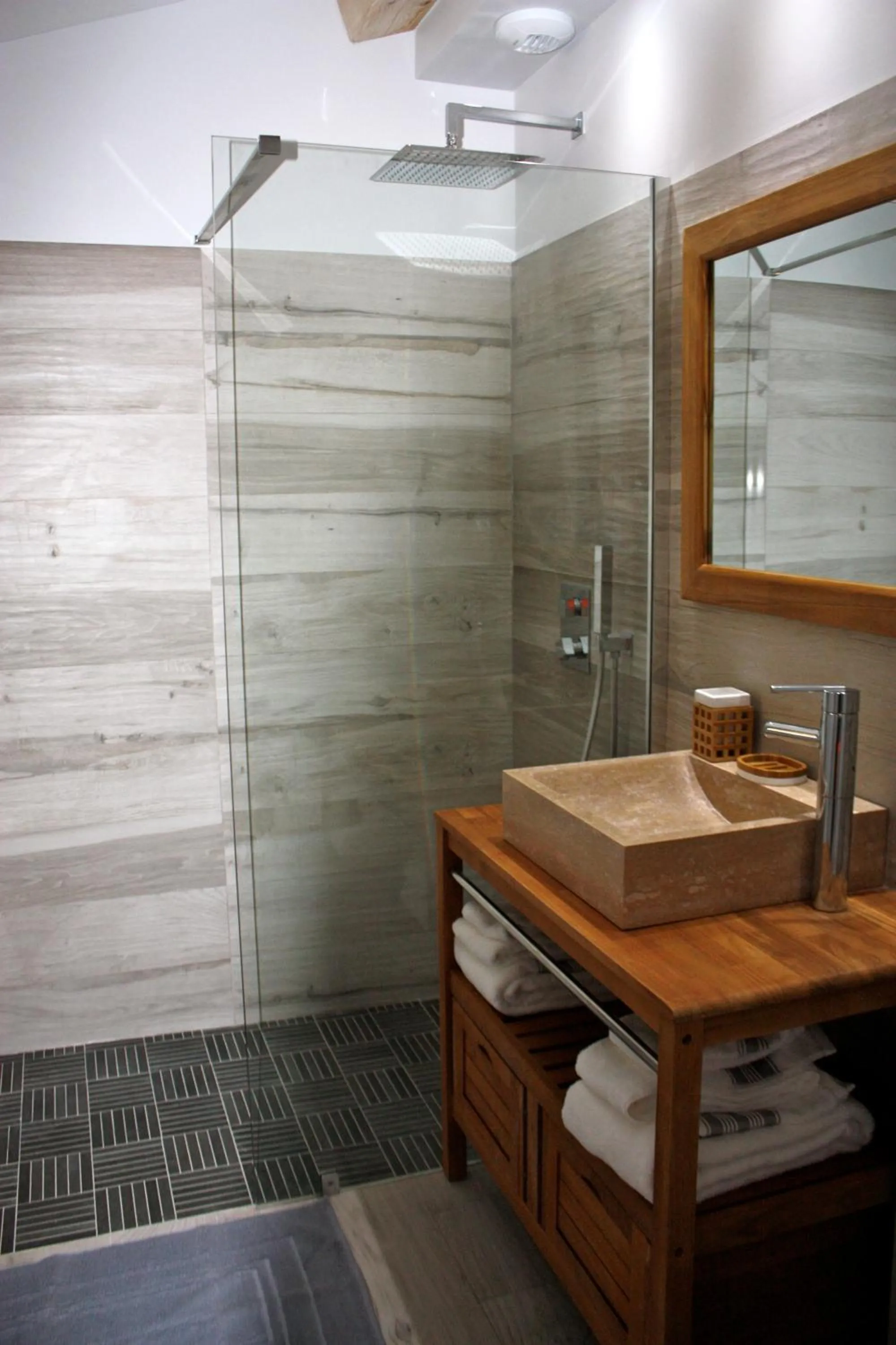 Bathroom in Sous les oliviers - Jacuzzi - Studios de standing tout-équipés