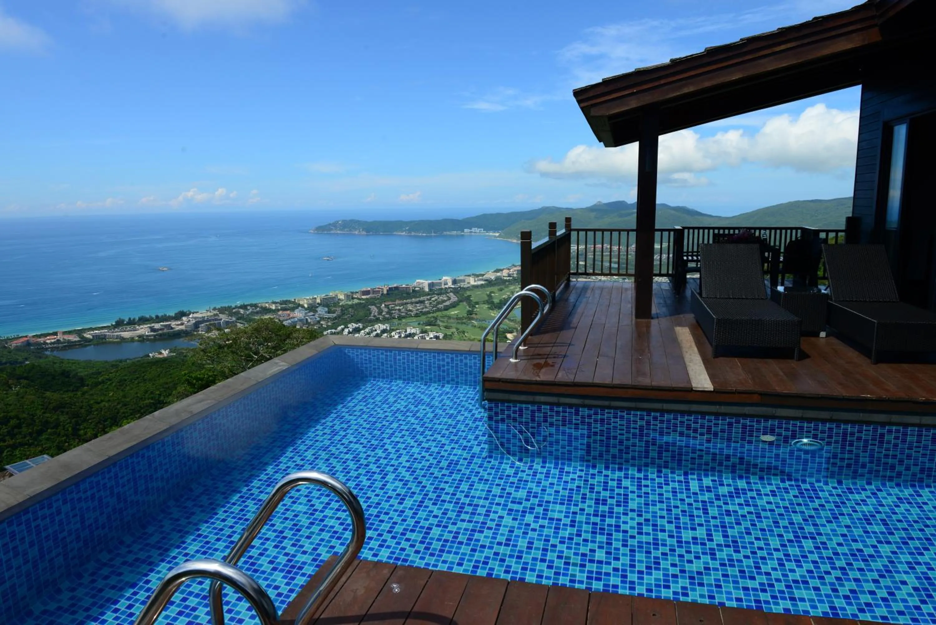 Swimming pool in Yalong Bay Earthly Paradise Birds Nest Resort （Mountain Villas)