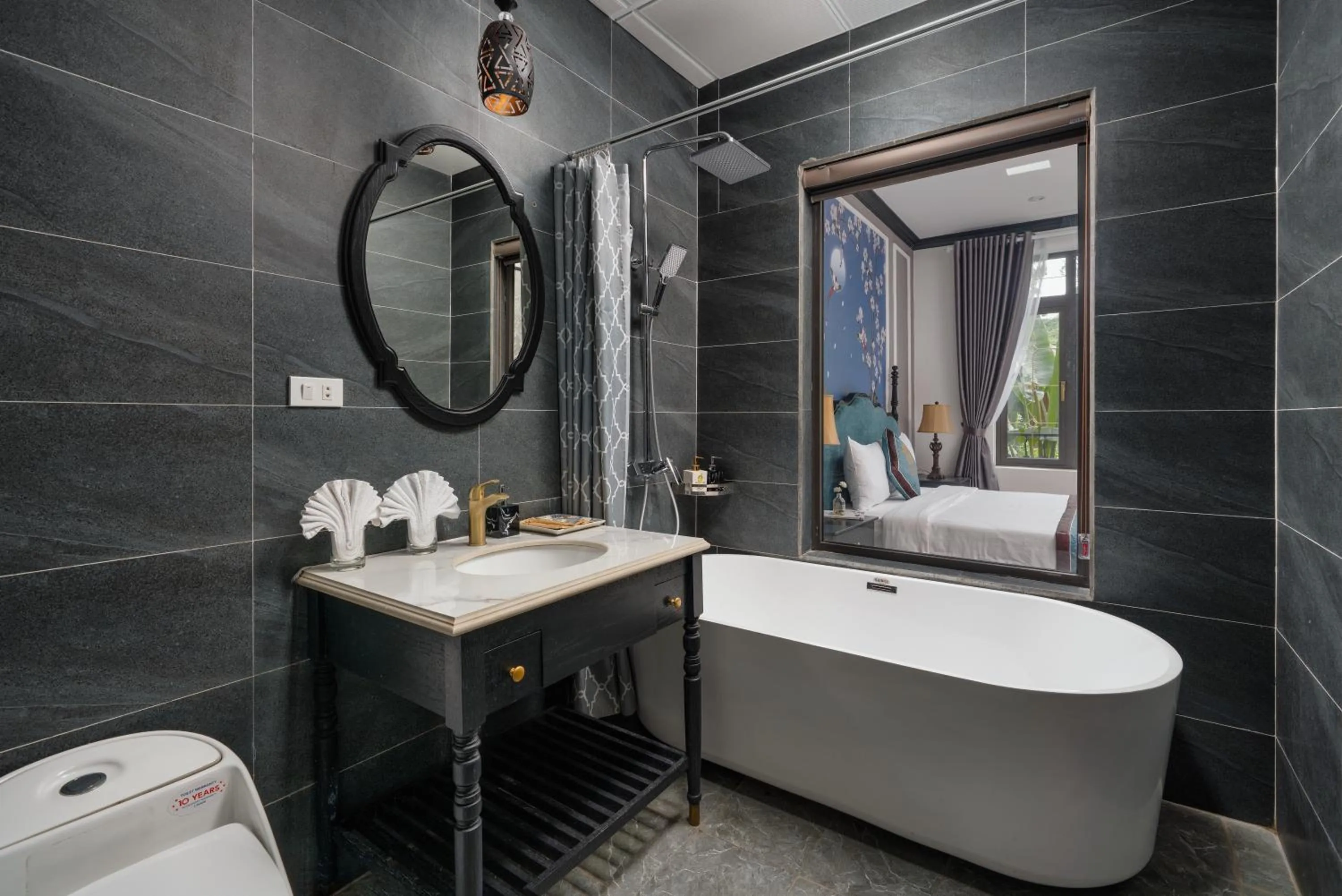 Toilet in Indochine Boutique Hotel Ninh Bình