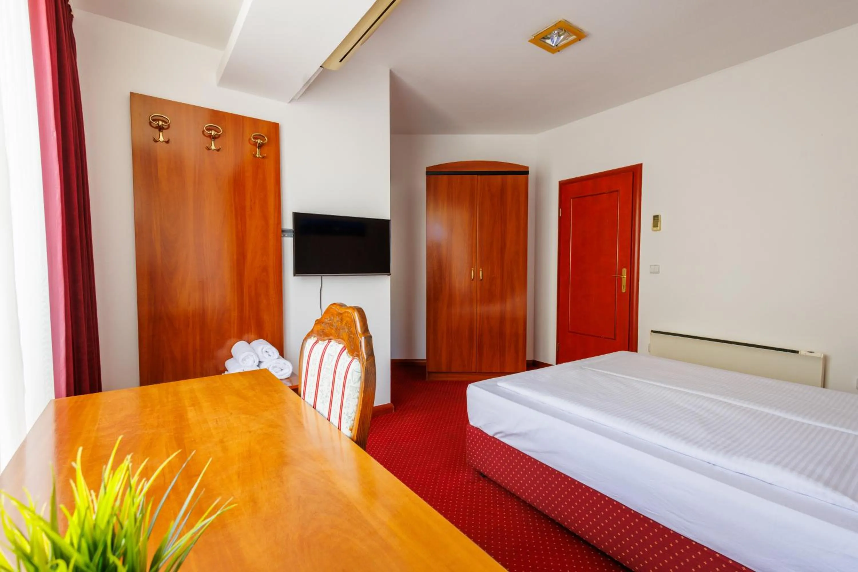 Single Room with Private Bathroom - single occupancy in Pansion Strossmayer