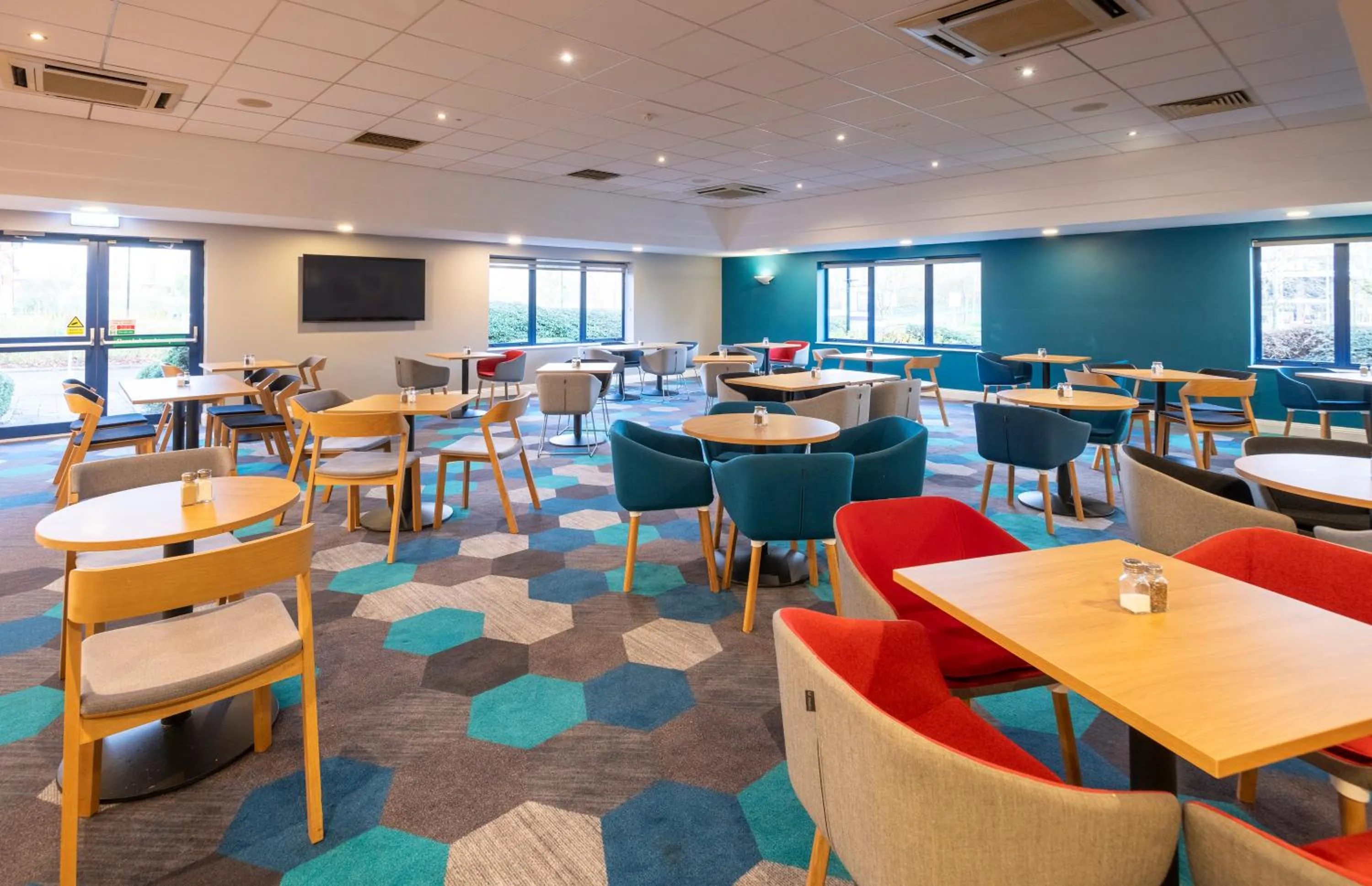 Restaurant/places to eat in Holiday Inn Express Stafford by IHG
