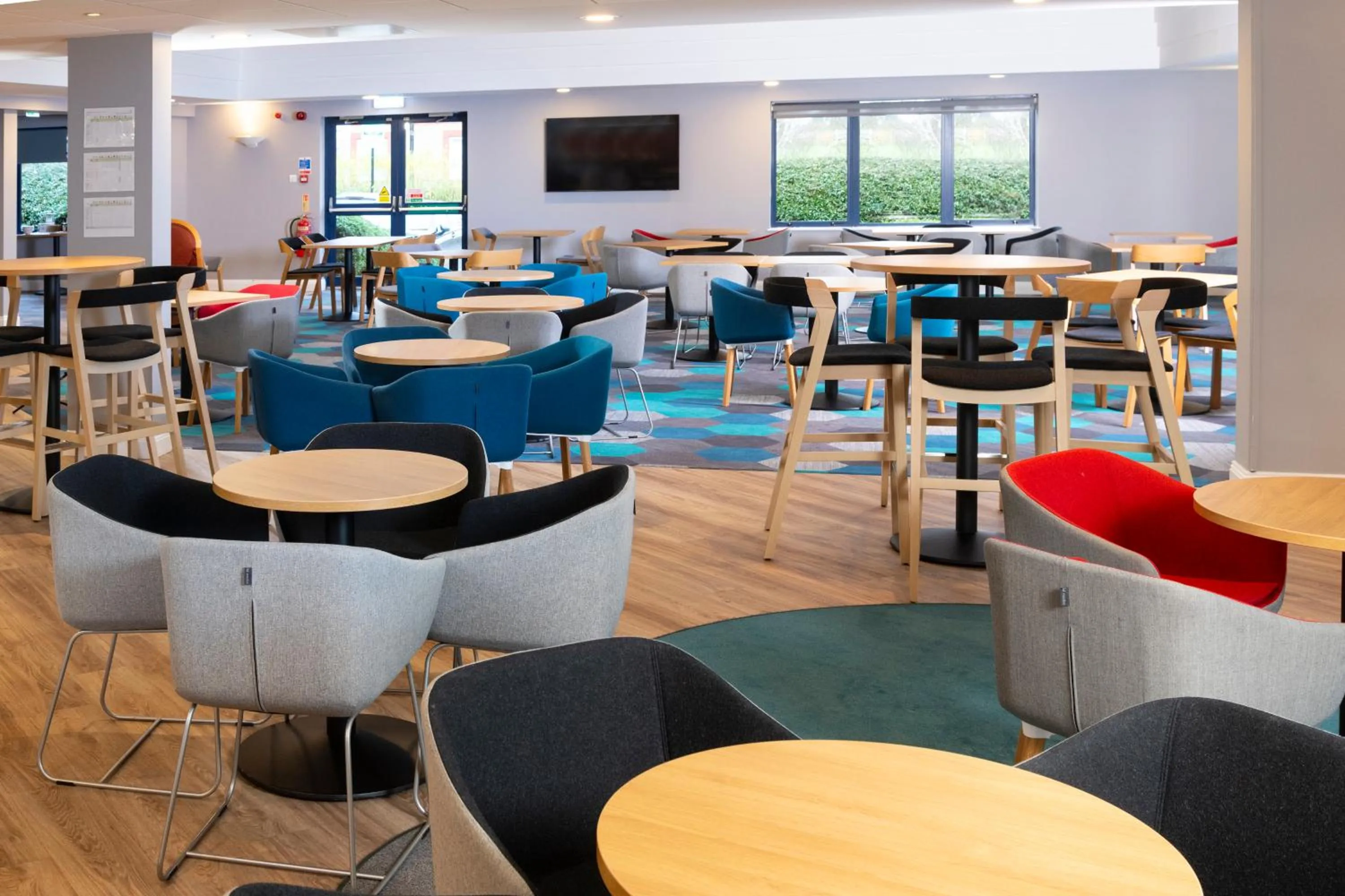 Communal lounge/ TV room in Holiday Inn Express Stafford by IHG