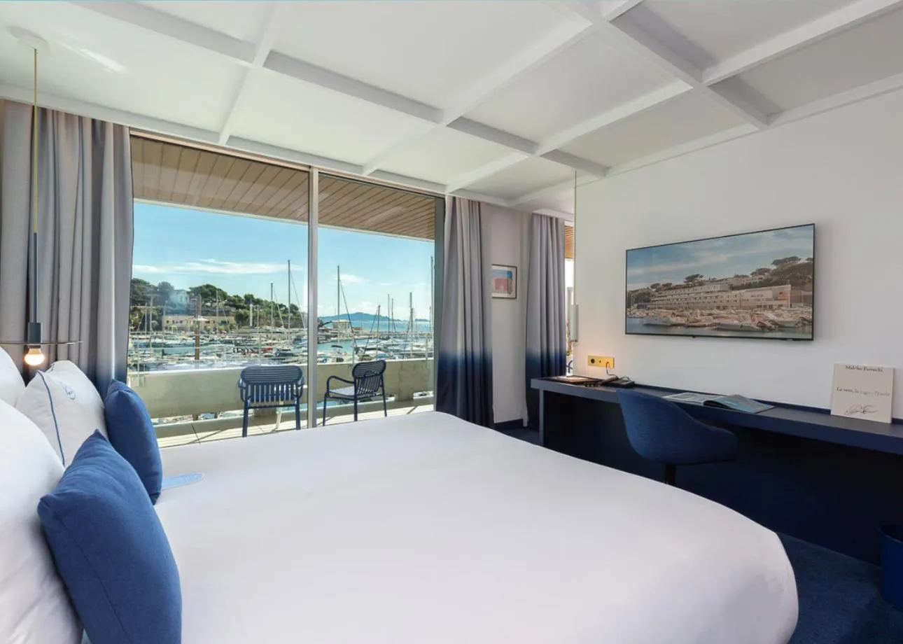 Photo of the whole room, Bed in Bleu Hôtel & Spa