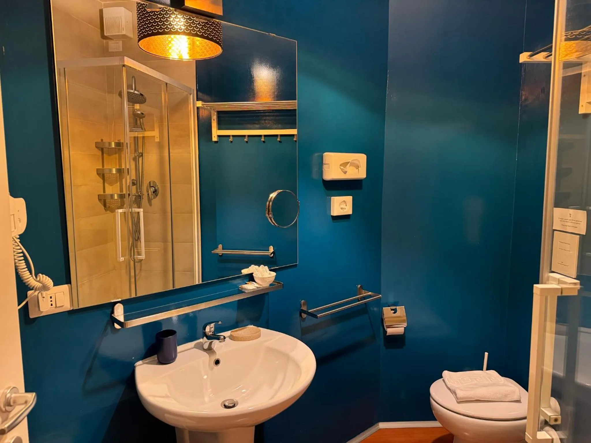 Shower in Bracco Rooms & Suites - Boutique Hotel nel Centro Storico di Matera