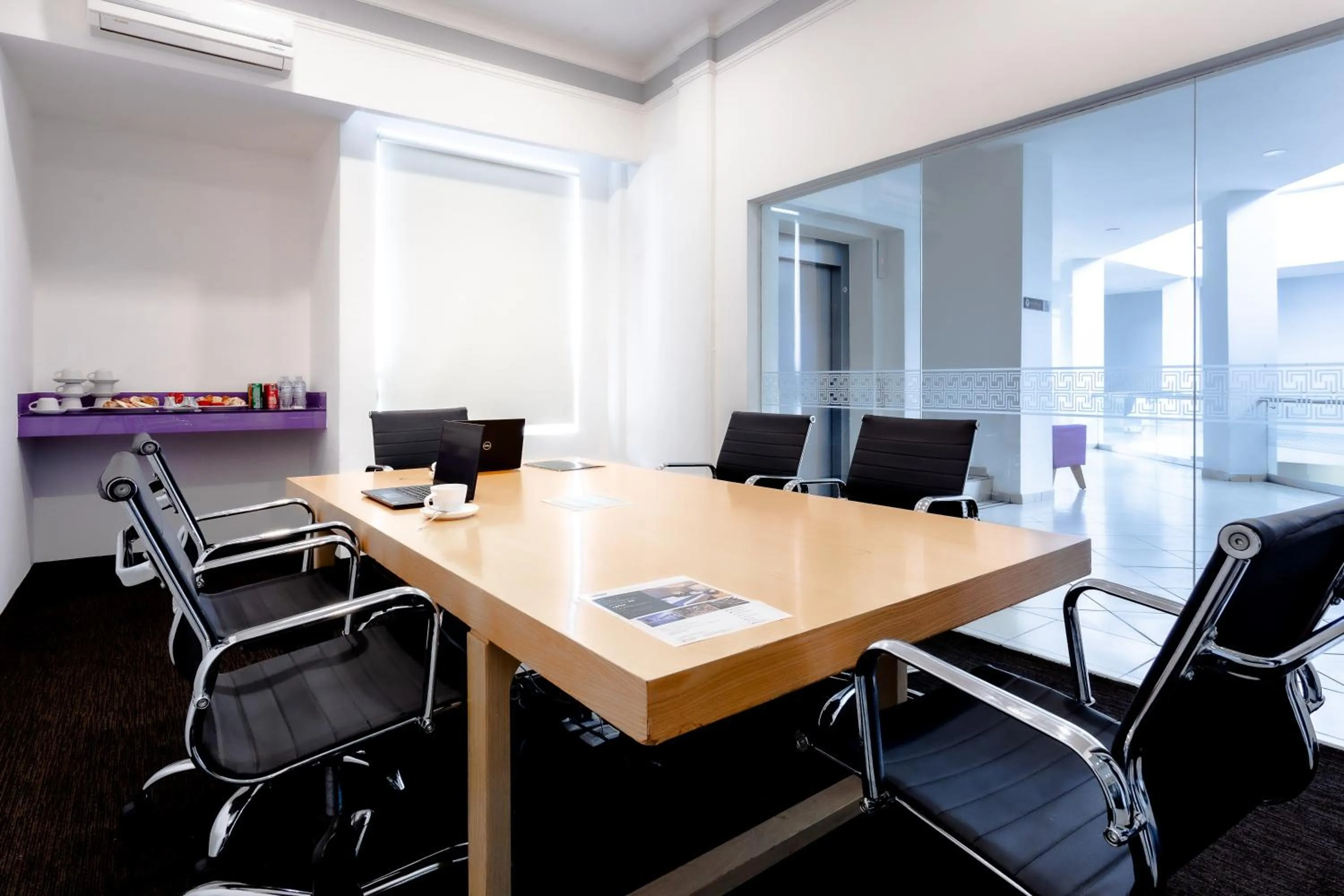 Meeting/conference room in InHouse Hotel León