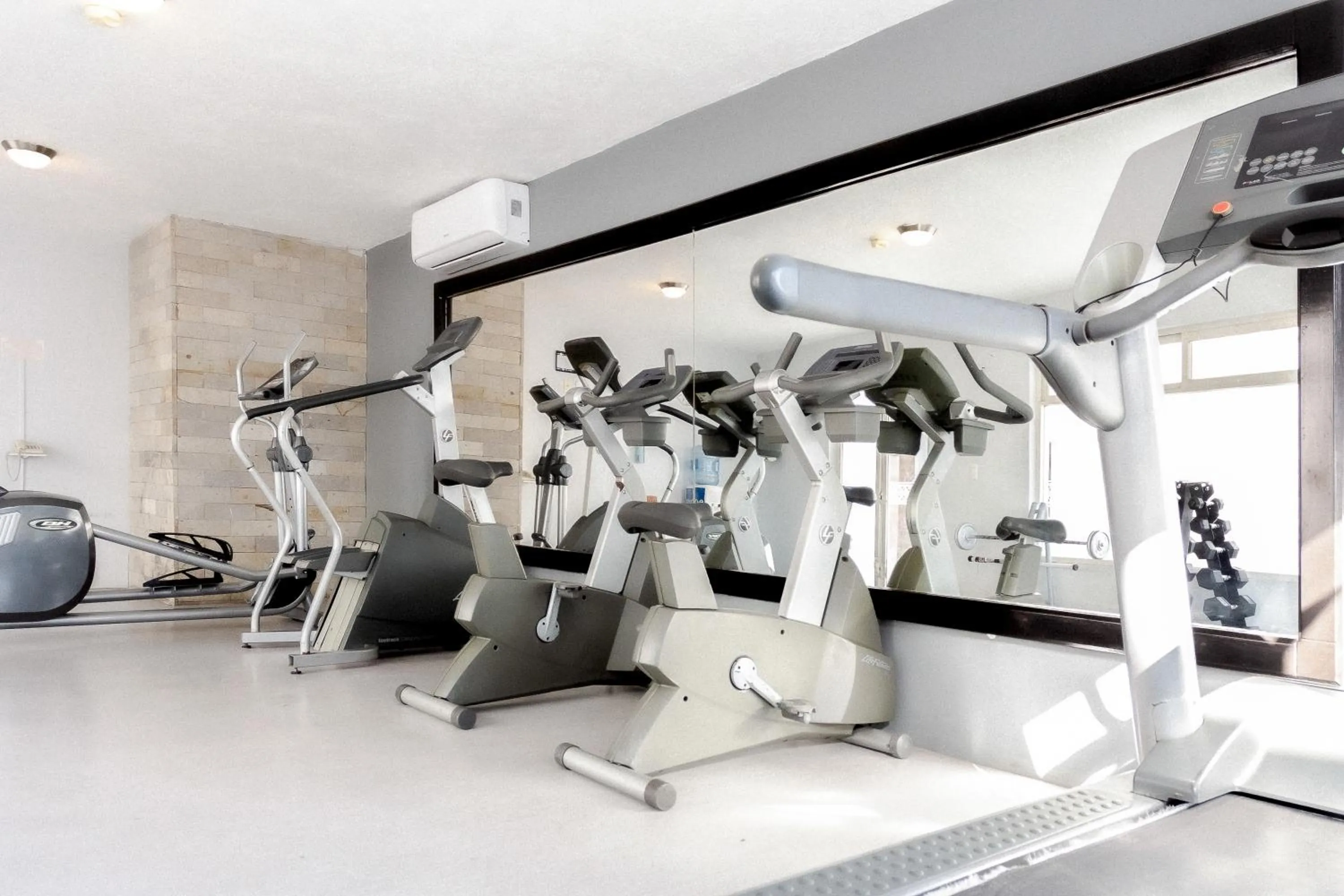 Fitness centre/facilities in InHouse Hotel León