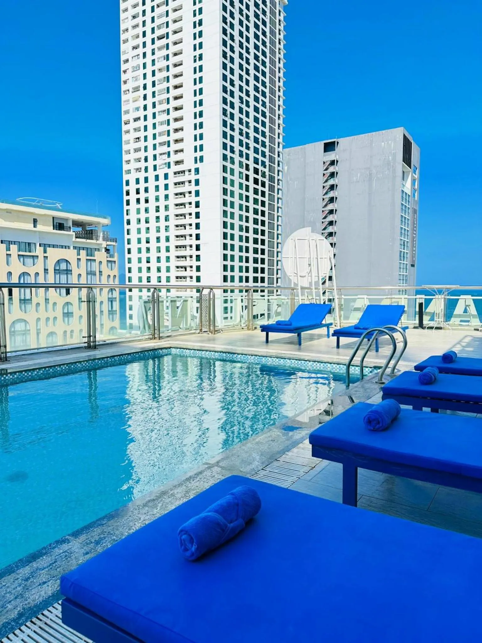 Swimming pool in SANDALS ISLAND HOTEL