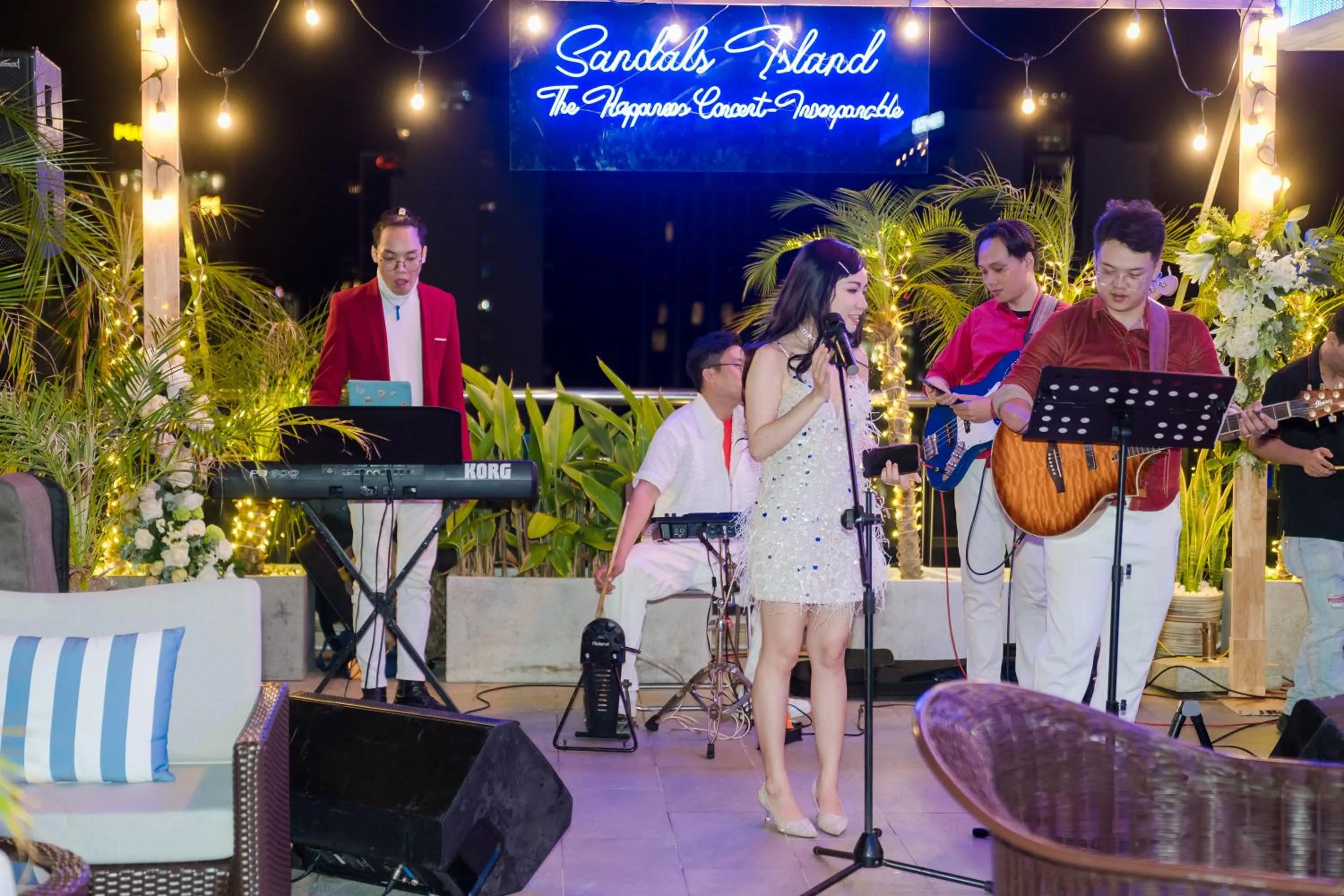 Lounge or bar in SANDALS ISLAND HOTEL