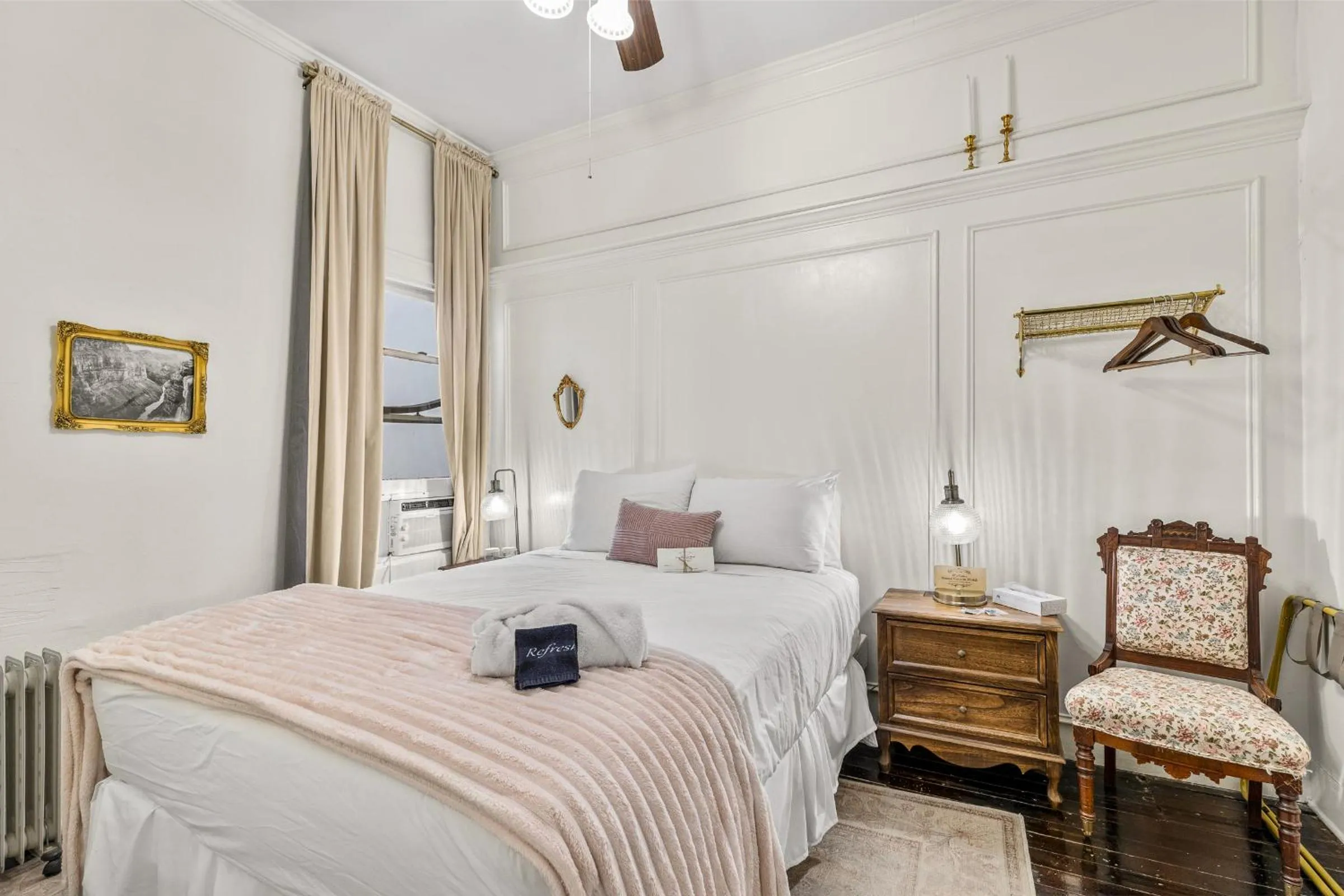 Bed in The Historic Grand Canyon Hotel