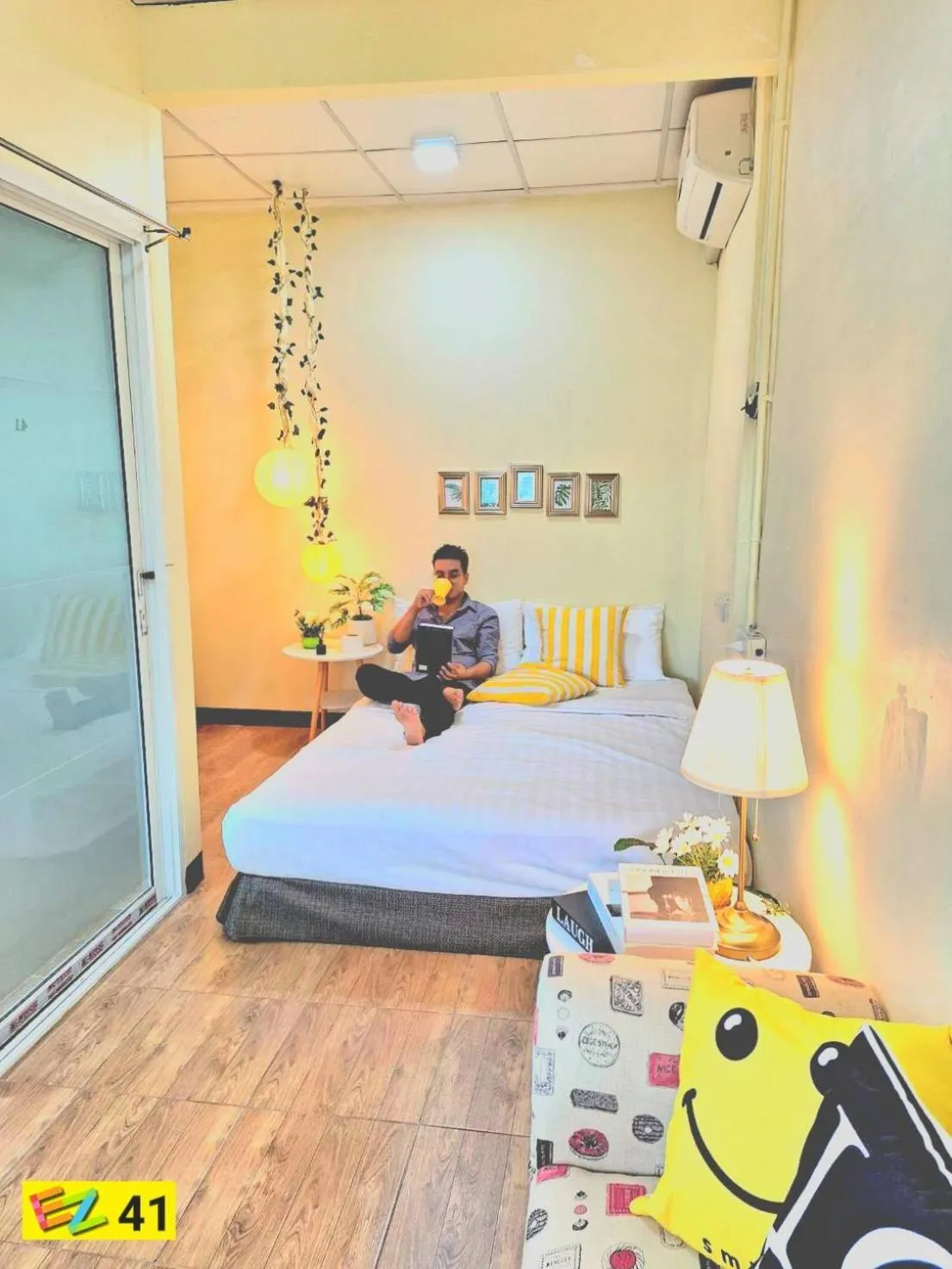 Photo of the whole room, Bed in EZ Sleep @ Ratchada 19