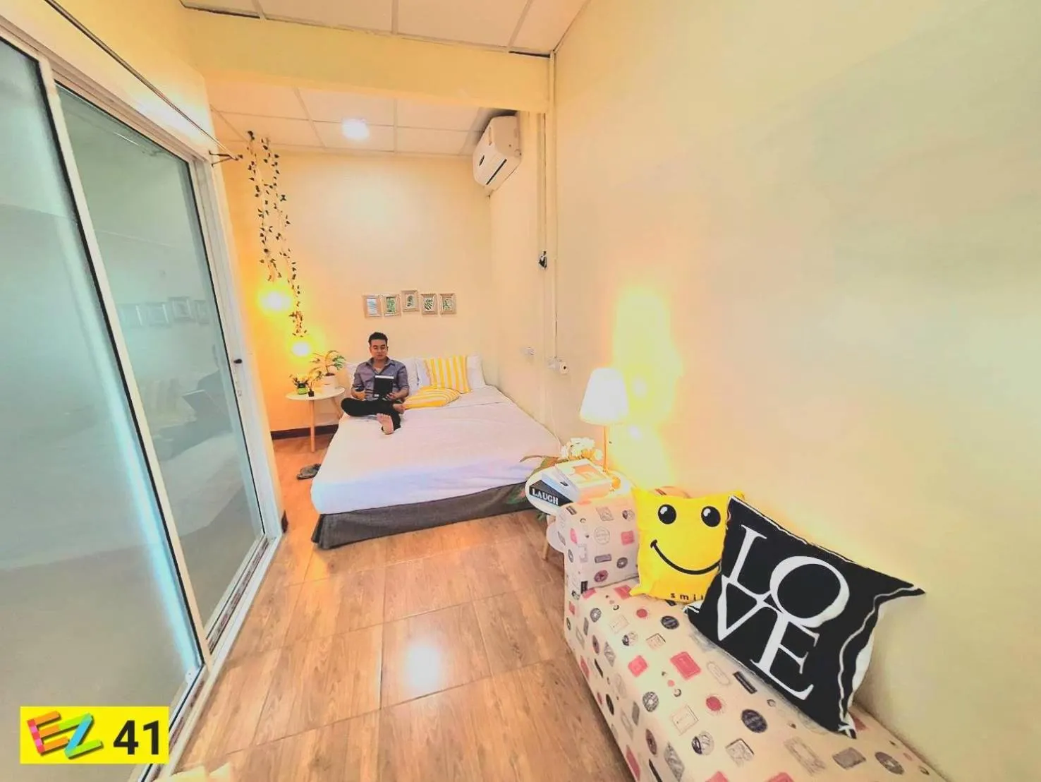 Photo of the whole room, Bed in EZ Sleep @ Ratchada 19