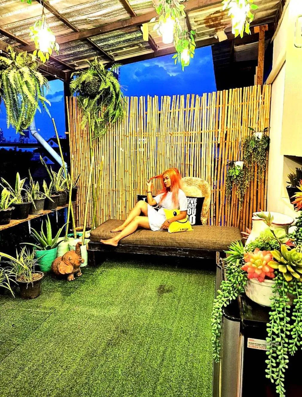 Seating area in EZ Sleep @ Ratchada 19