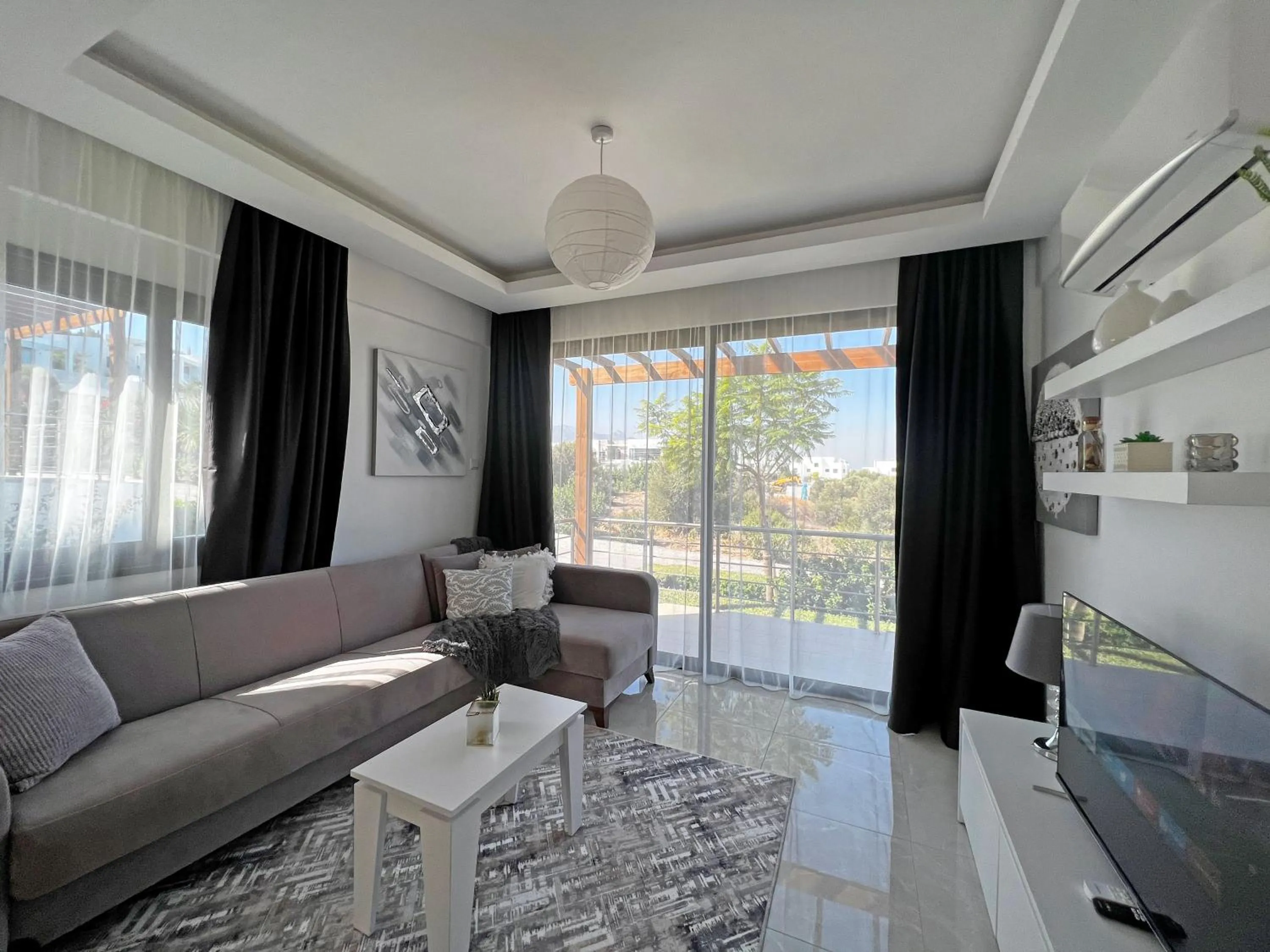 Communal lounge/ TV room in Skyline Paradise Villas