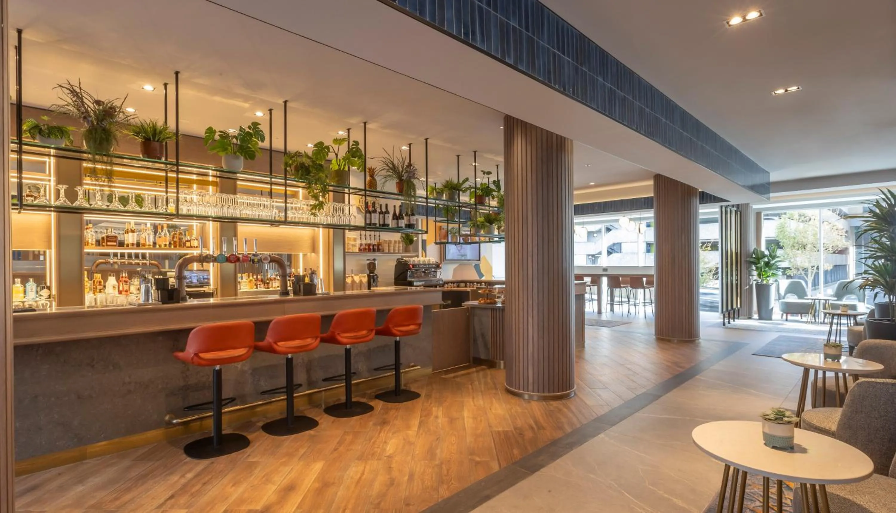 Lounge or bar in Maldron Hotel Brighton City Centre