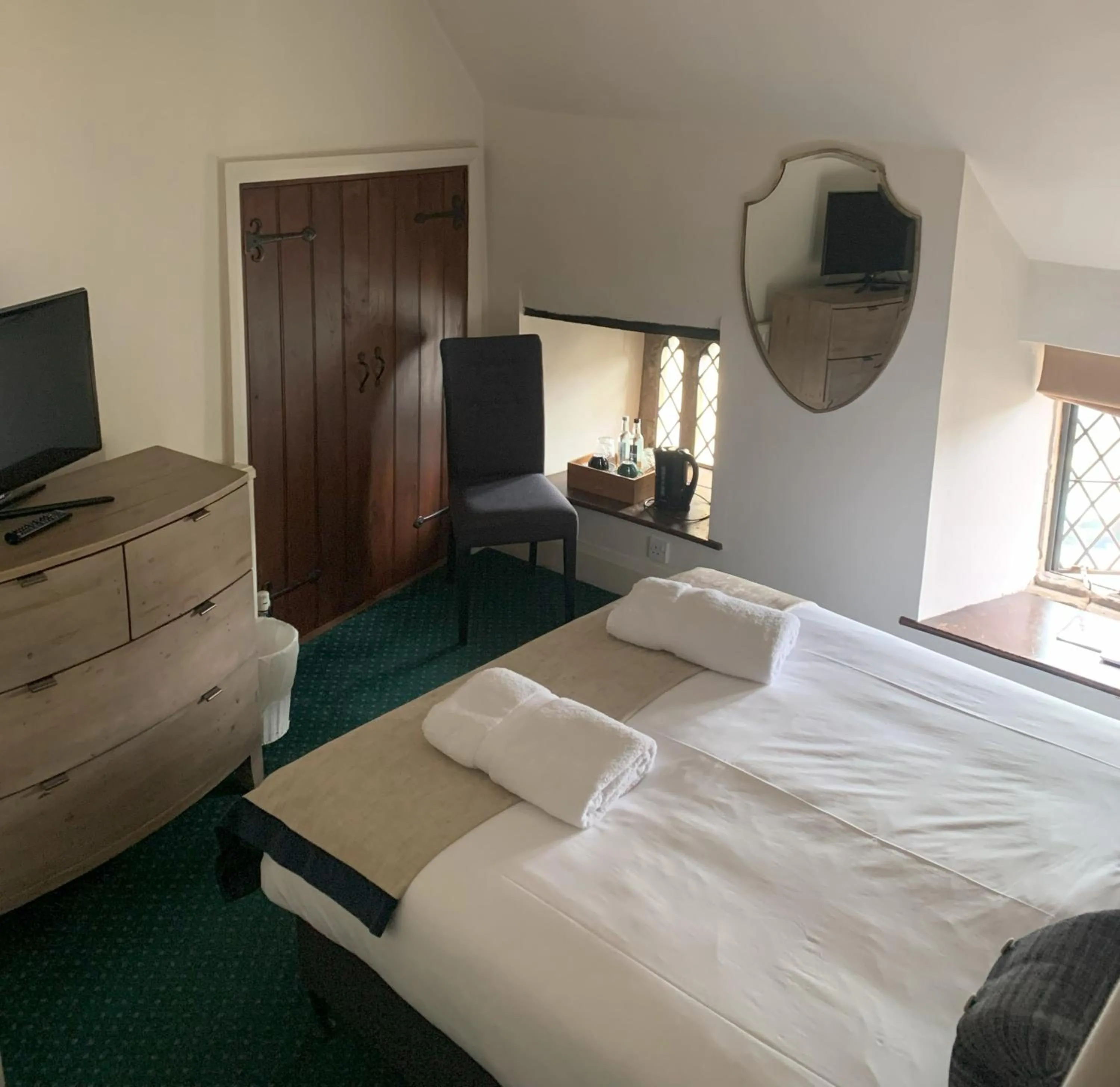 Bedroom, Bed in The Crown at Shipton