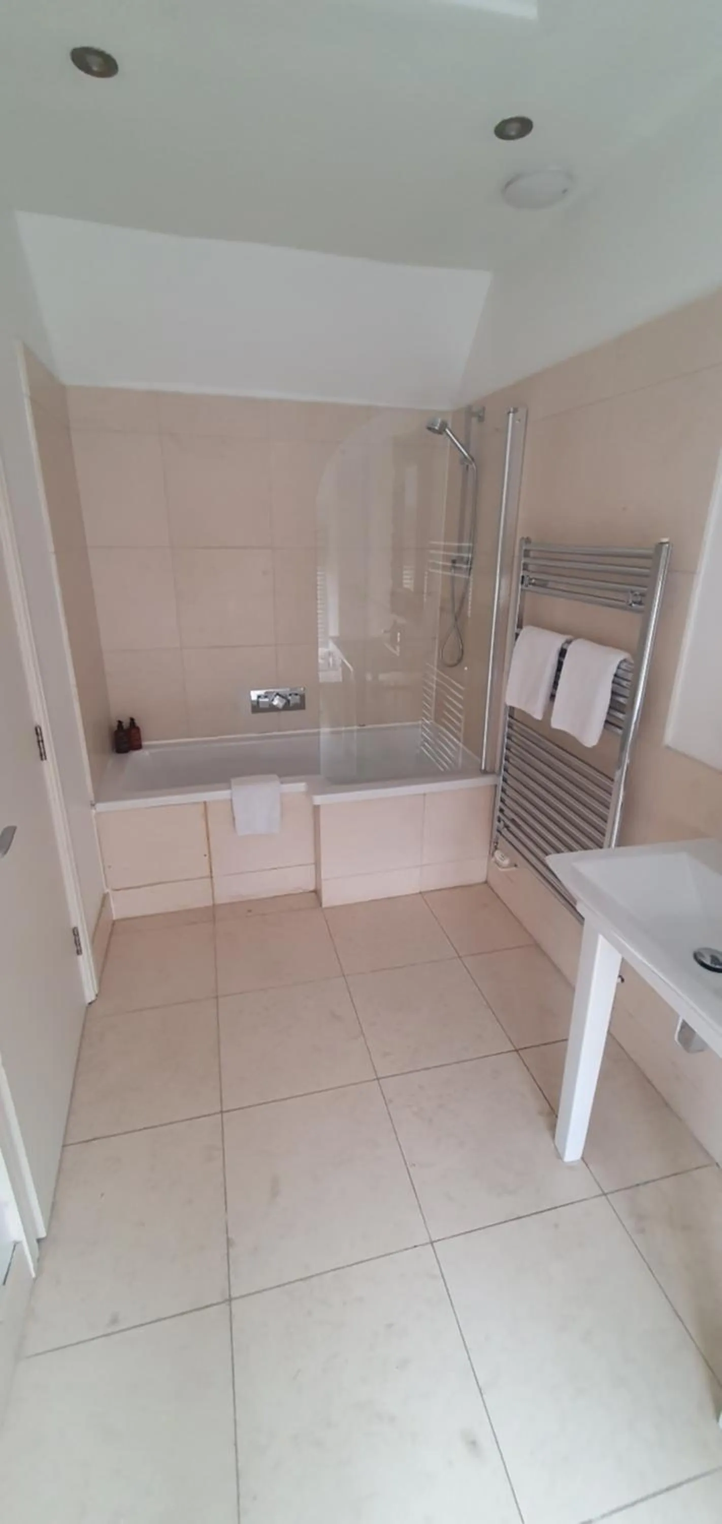 Shower in The Crown at Shipton