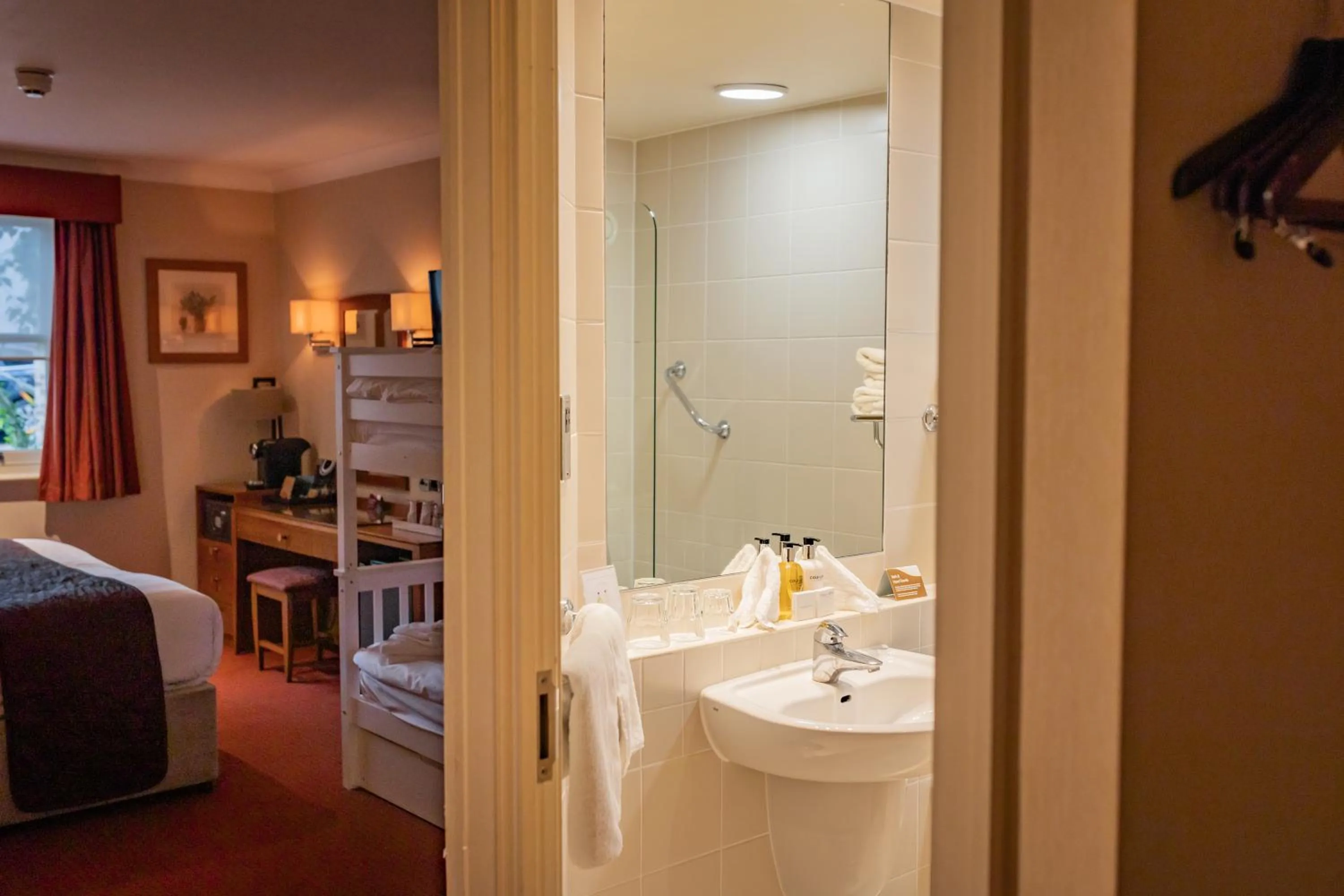 Bedroom, Bed in The Red Lion Hotel