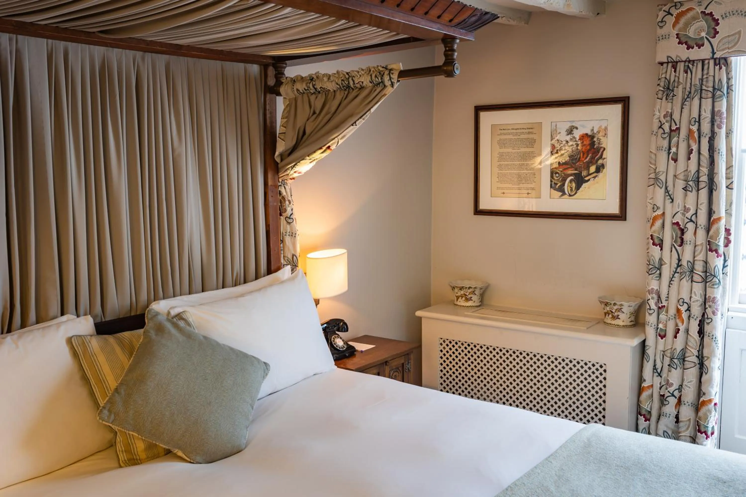 Bed in The Red Lion Hotel