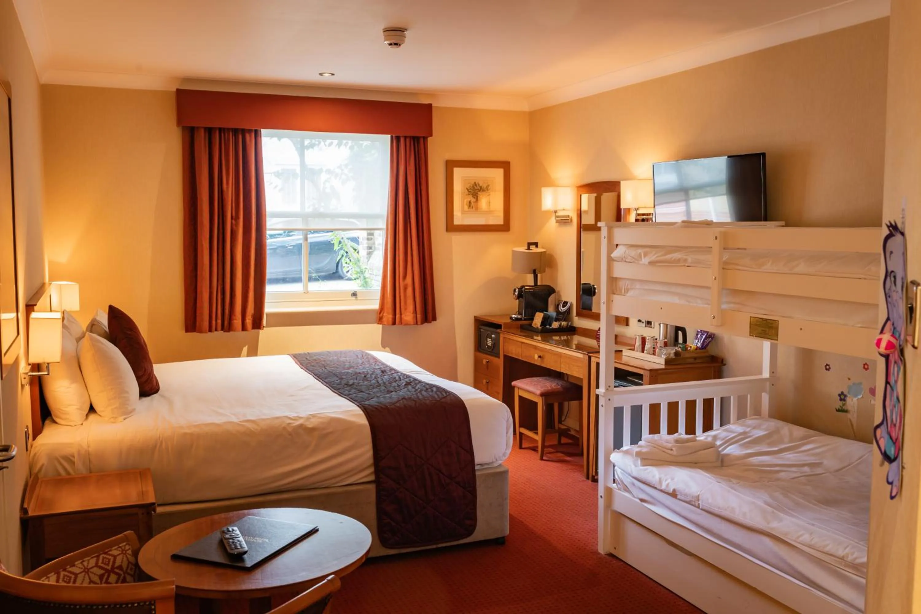 Photo of the whole room, Bed in The Red Lion Hotel