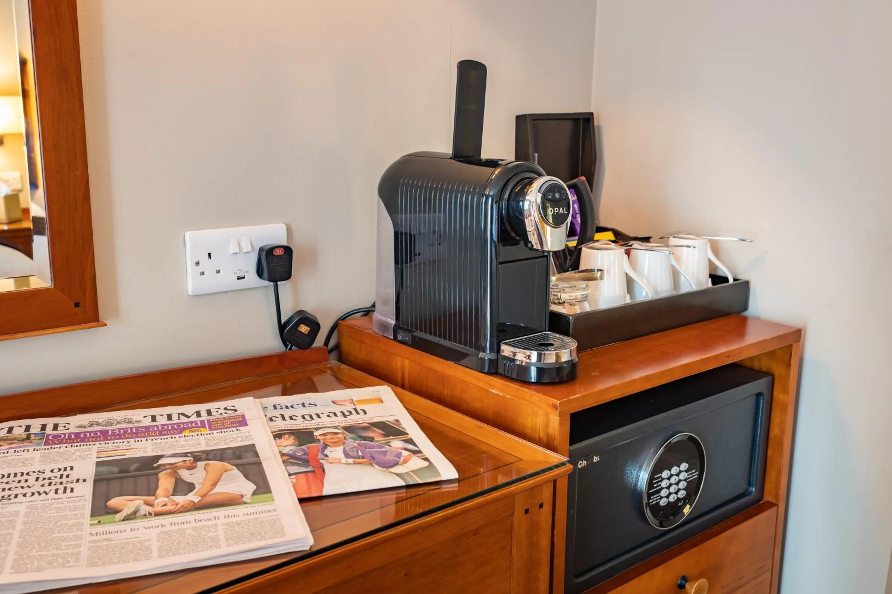 Coffee/tea facilities in The Red Lion Hotel