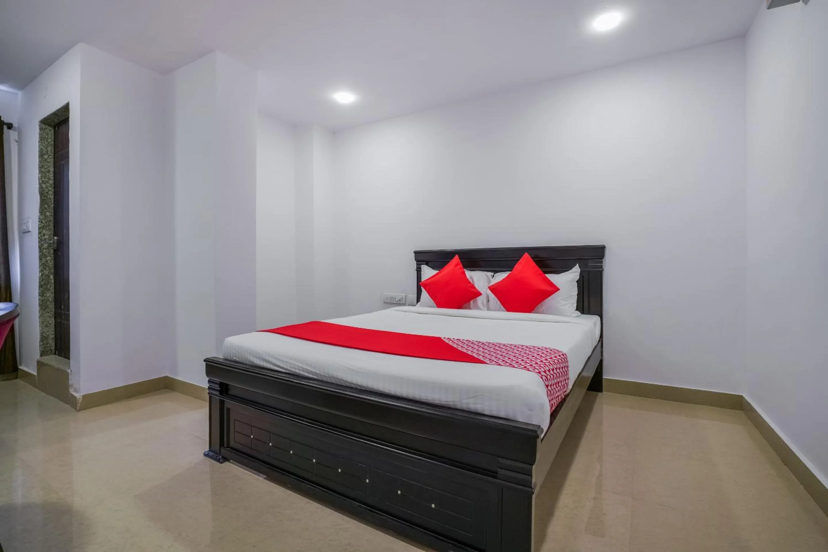 Bed in THE METRO INTERNATIONAL HOTEL