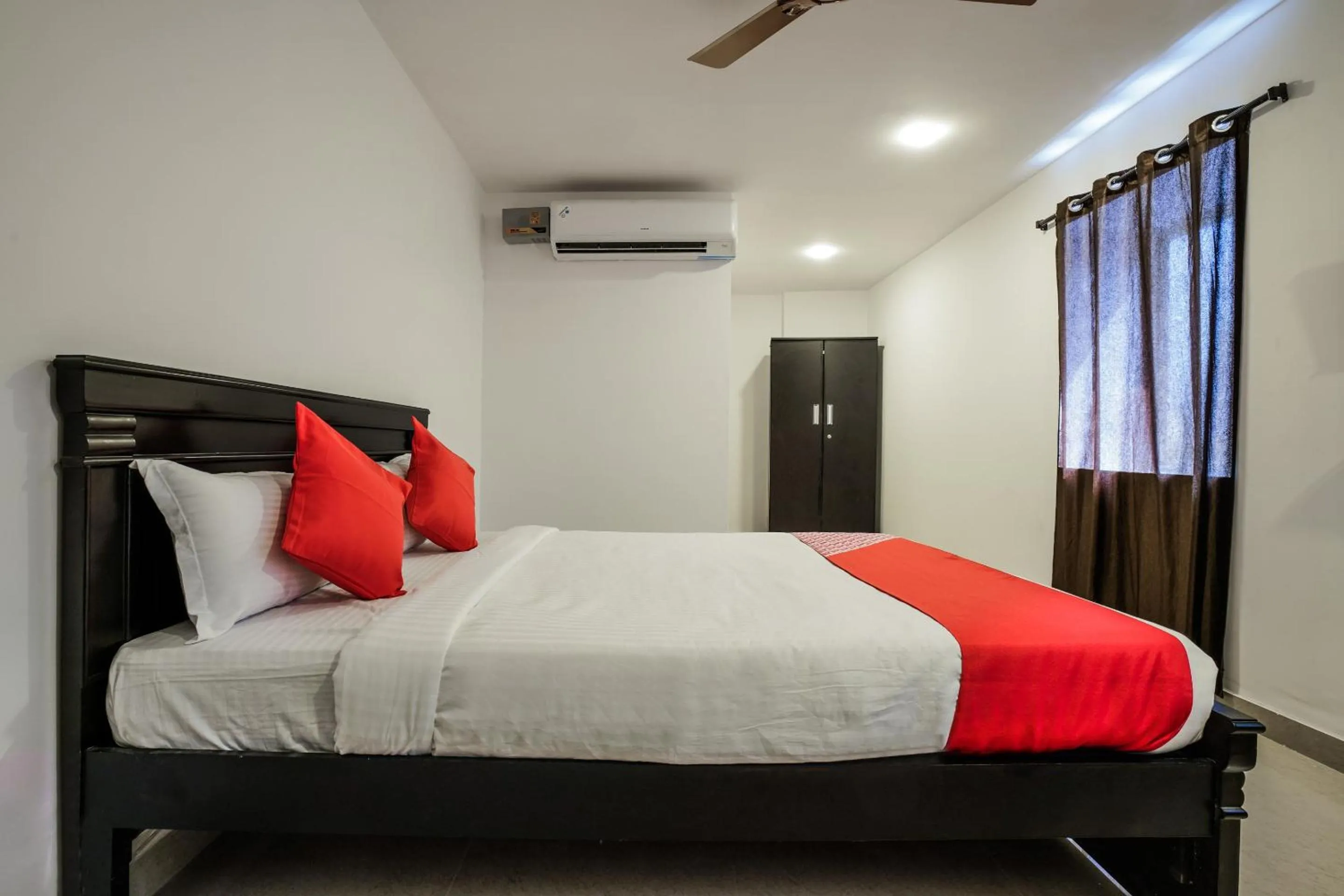 Bed in THE METRO INTERNATIONAL HOTEL