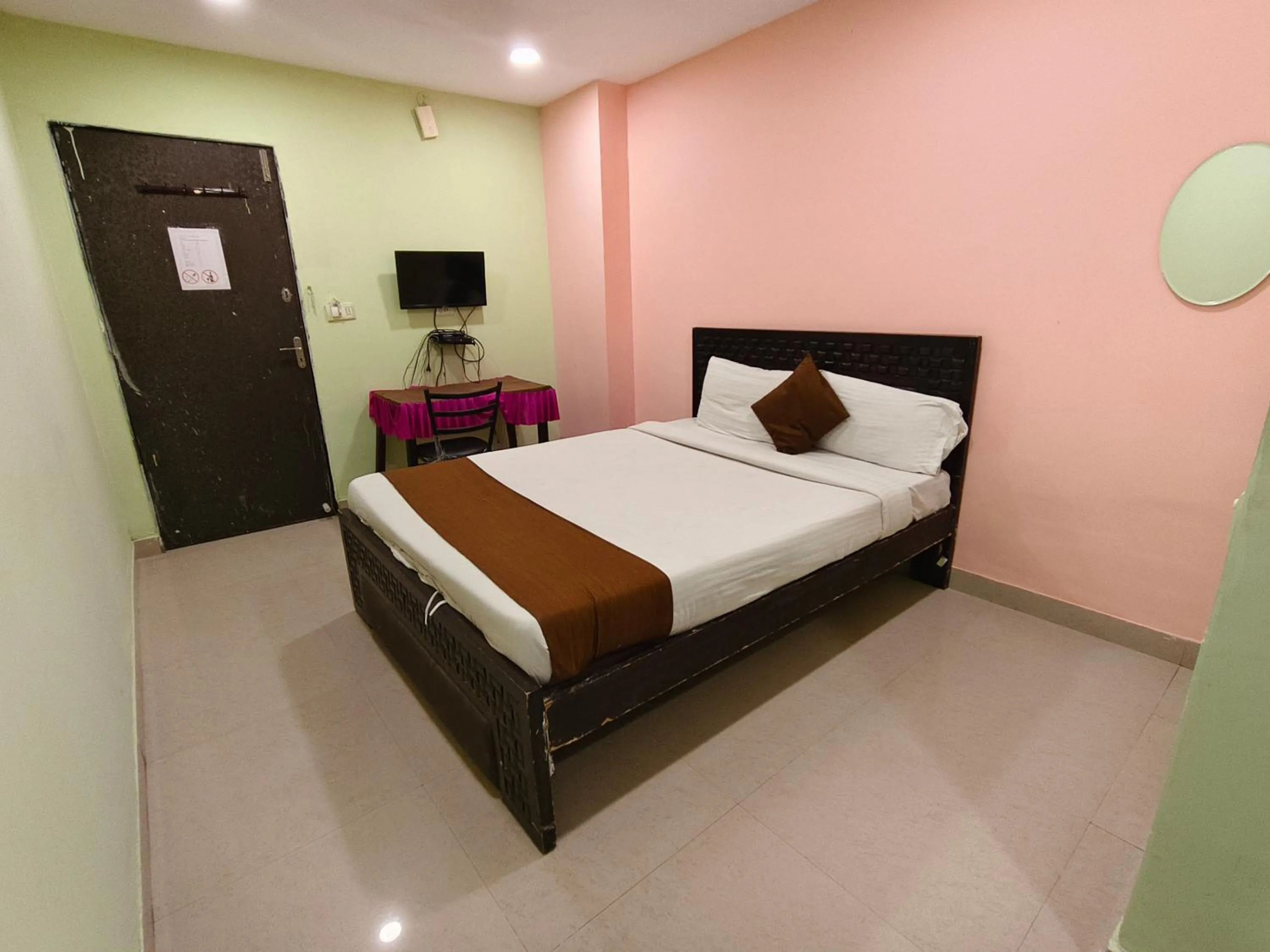 Bed in THE METRO INTERNATIONAL HOTEL