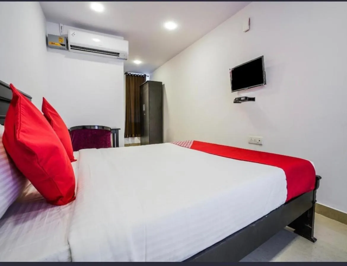Bed in THE METRO INTERNATIONAL HOTEL