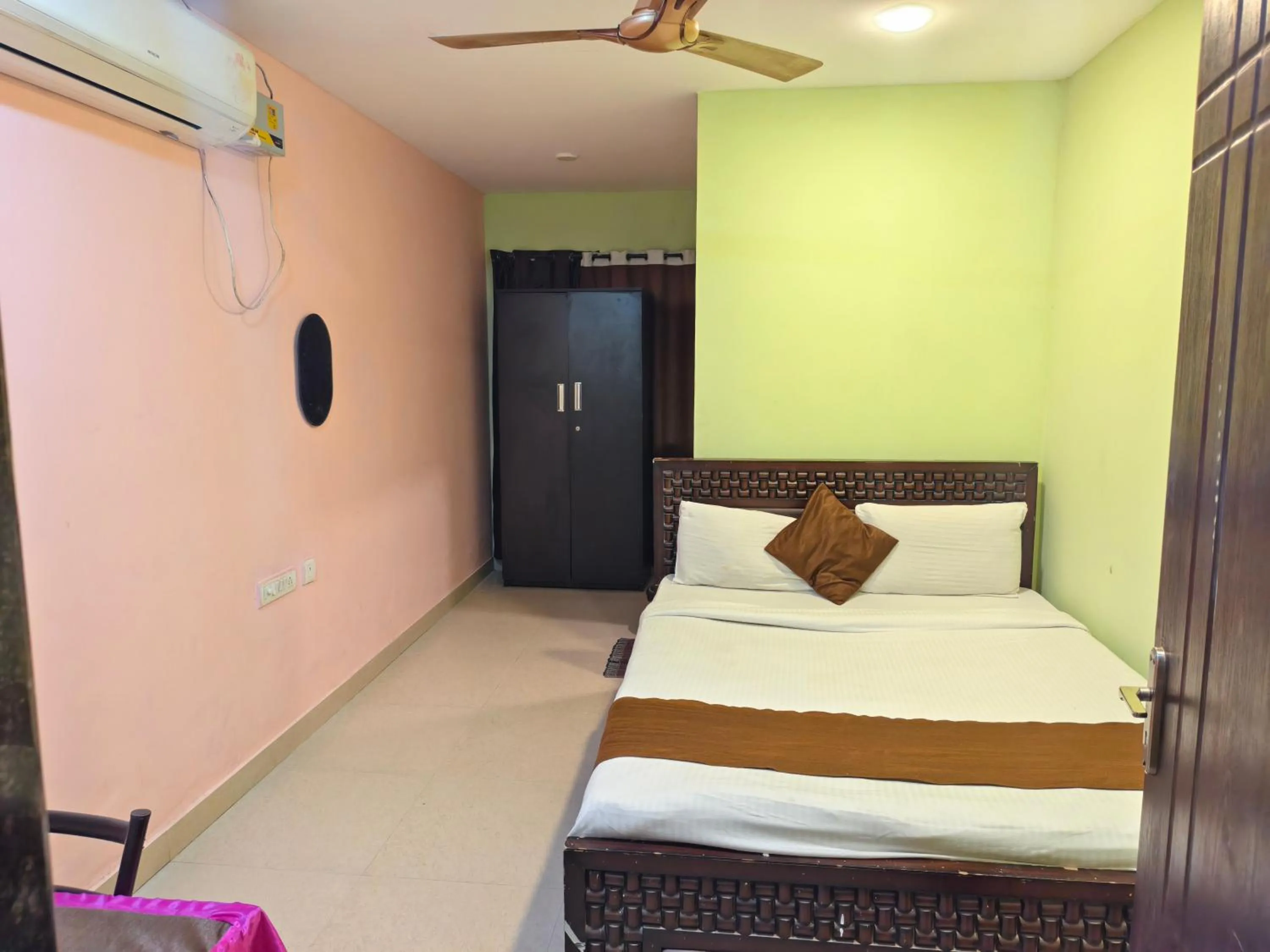 Bed in THE METRO INTERNATIONAL HOTEL