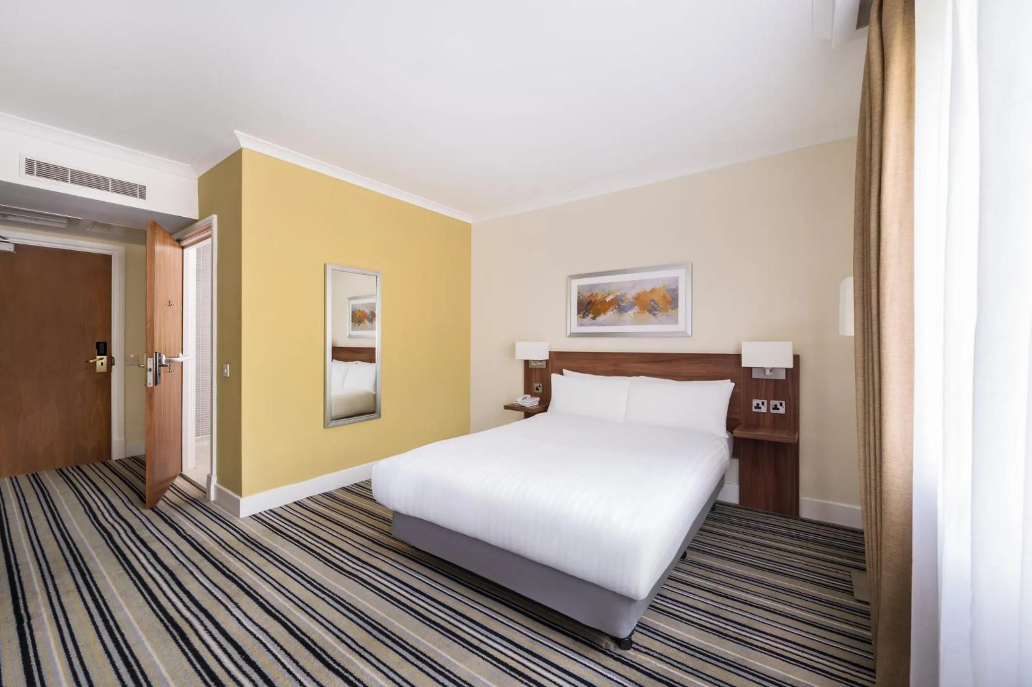 Photo of the whole room, Bed in Holiday Inn Glasgow - East Kilbride by IHG