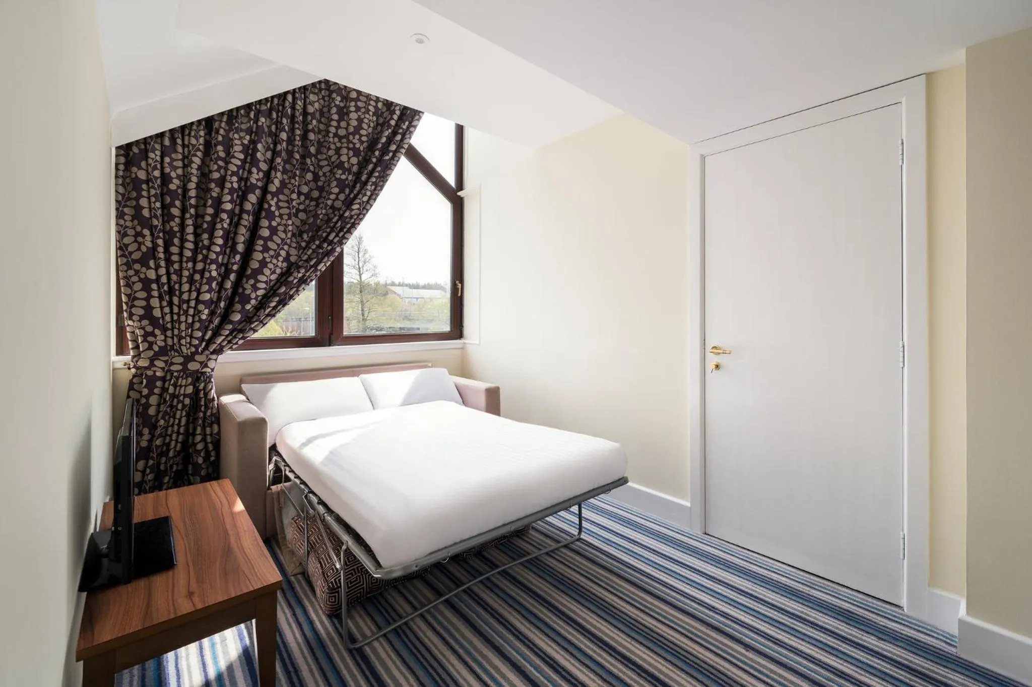 Photo of the whole room, Bed in Holiday Inn Glasgow - East Kilbride by IHG