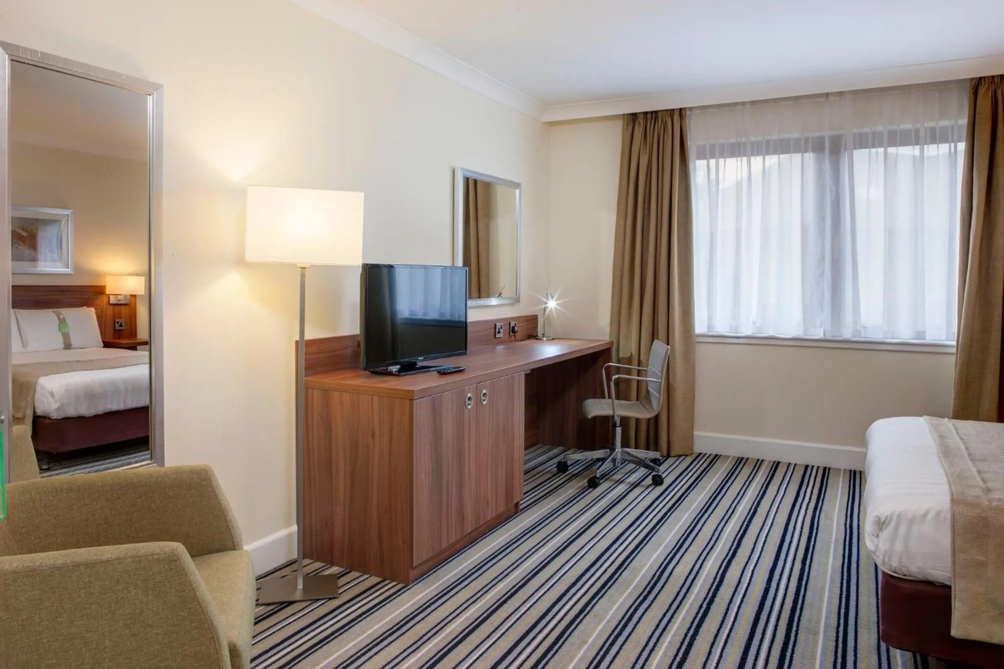 Photo of the whole room, Bed in Holiday Inn Glasgow - East Kilbride by IHG